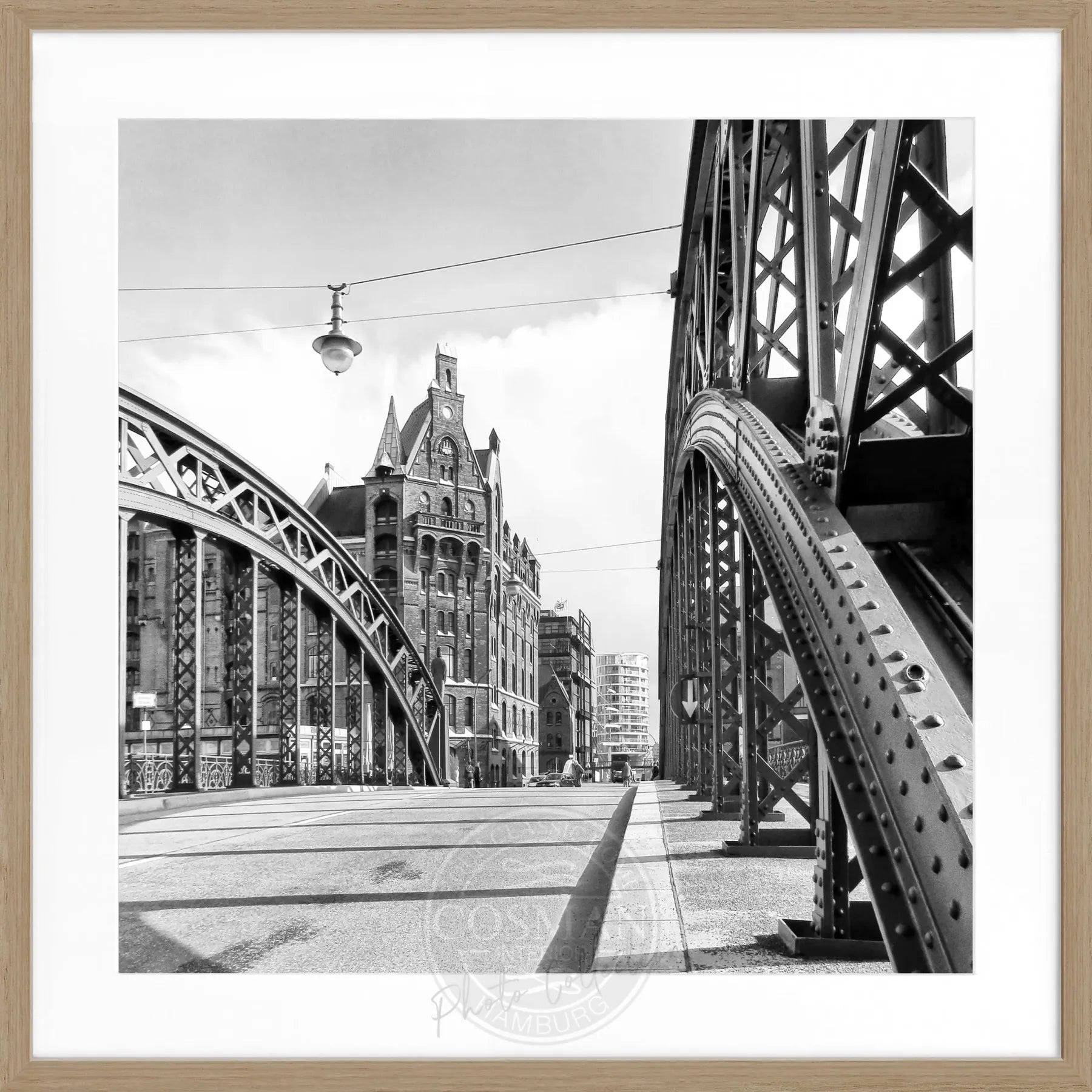 Schwarz-weiß Poster mit Rahmen von Hamburg Speicherstadt, quadratisch, 55x55 cm, von Cosman-Photocollection.