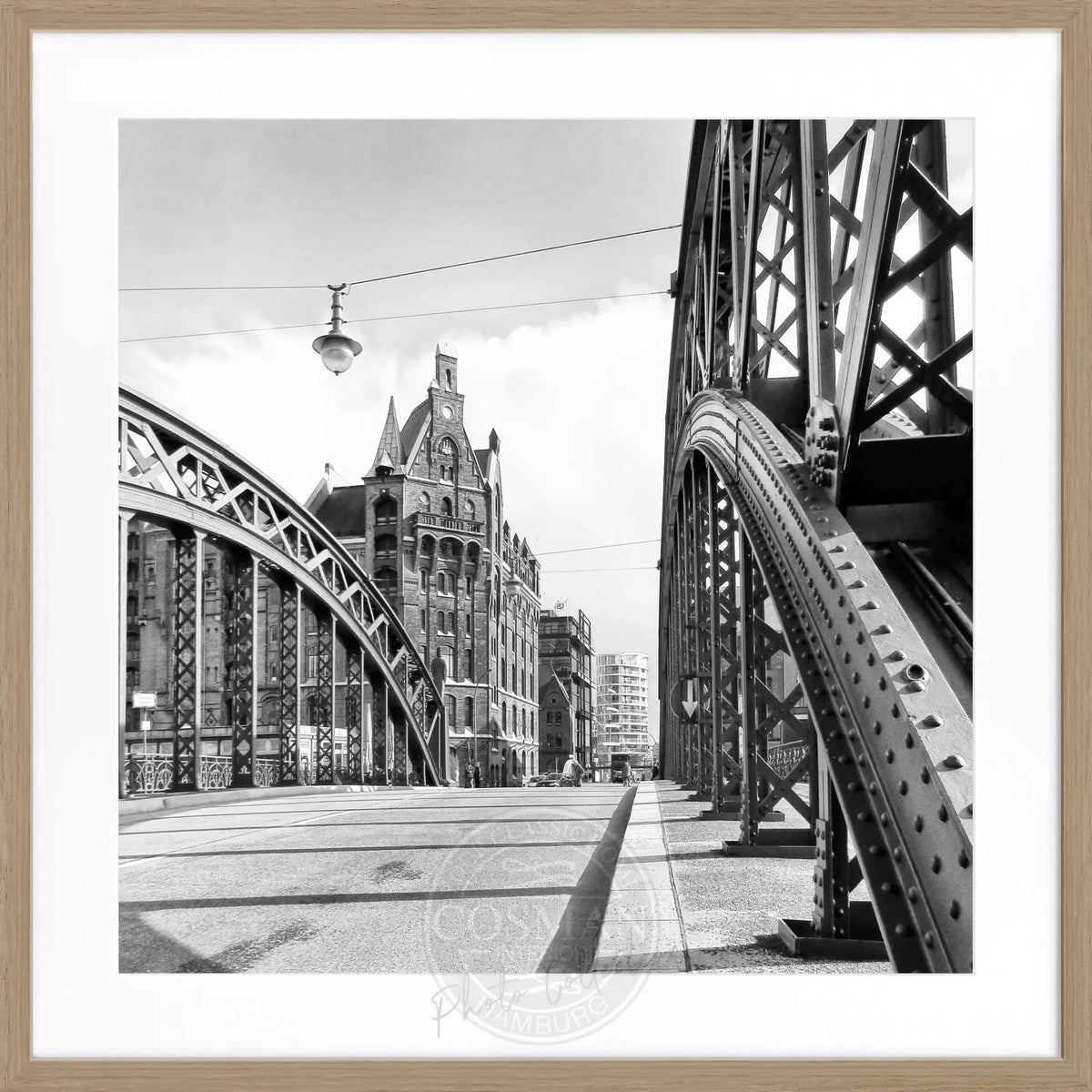 Schwarz-weiß Poster mit Rahmen von Hamburg Speicherstadt, quadratisch, 55x55 cm, von Cosman-Photocollection.