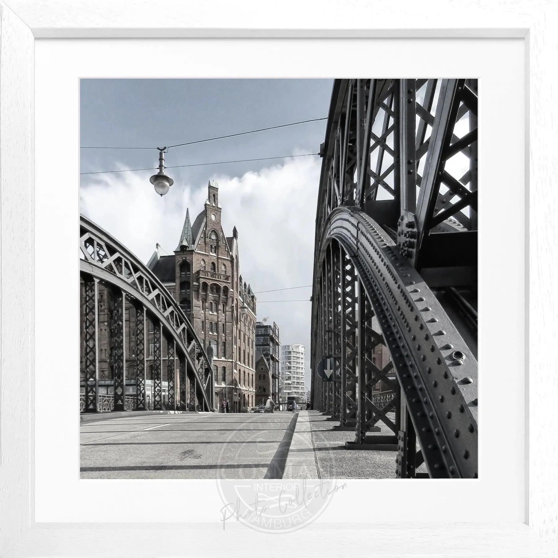 Schwarz-weiß Poster der Hamburger Speicherstadt im schwarzen Rahmen, quadratisch, 55x55cm, von Cosman-Photocollection.