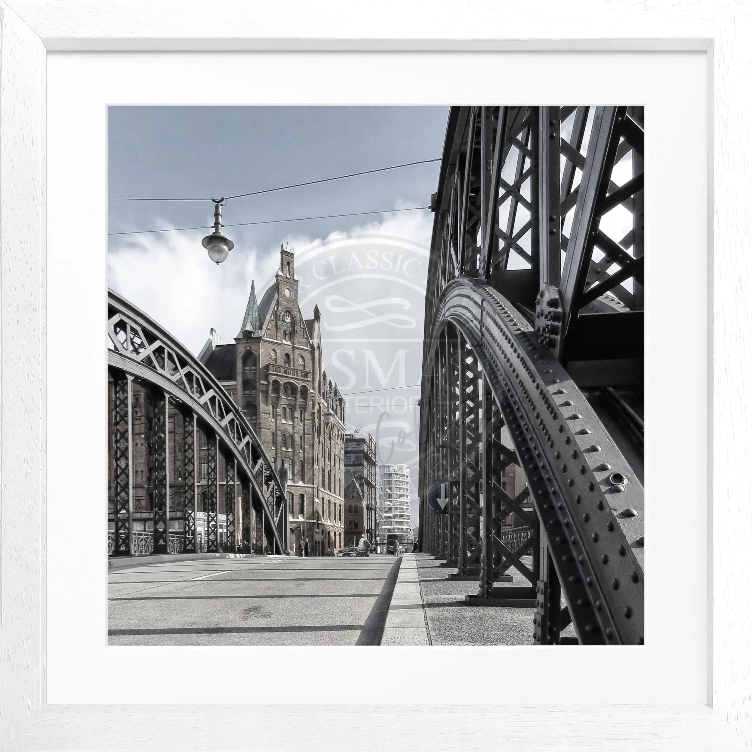 Schwarz-weiß Poster der Hamburger Speicherstadt im schwarzen Rahmen, quadratisch, 55x55cm, von Cosman-Photocollection.