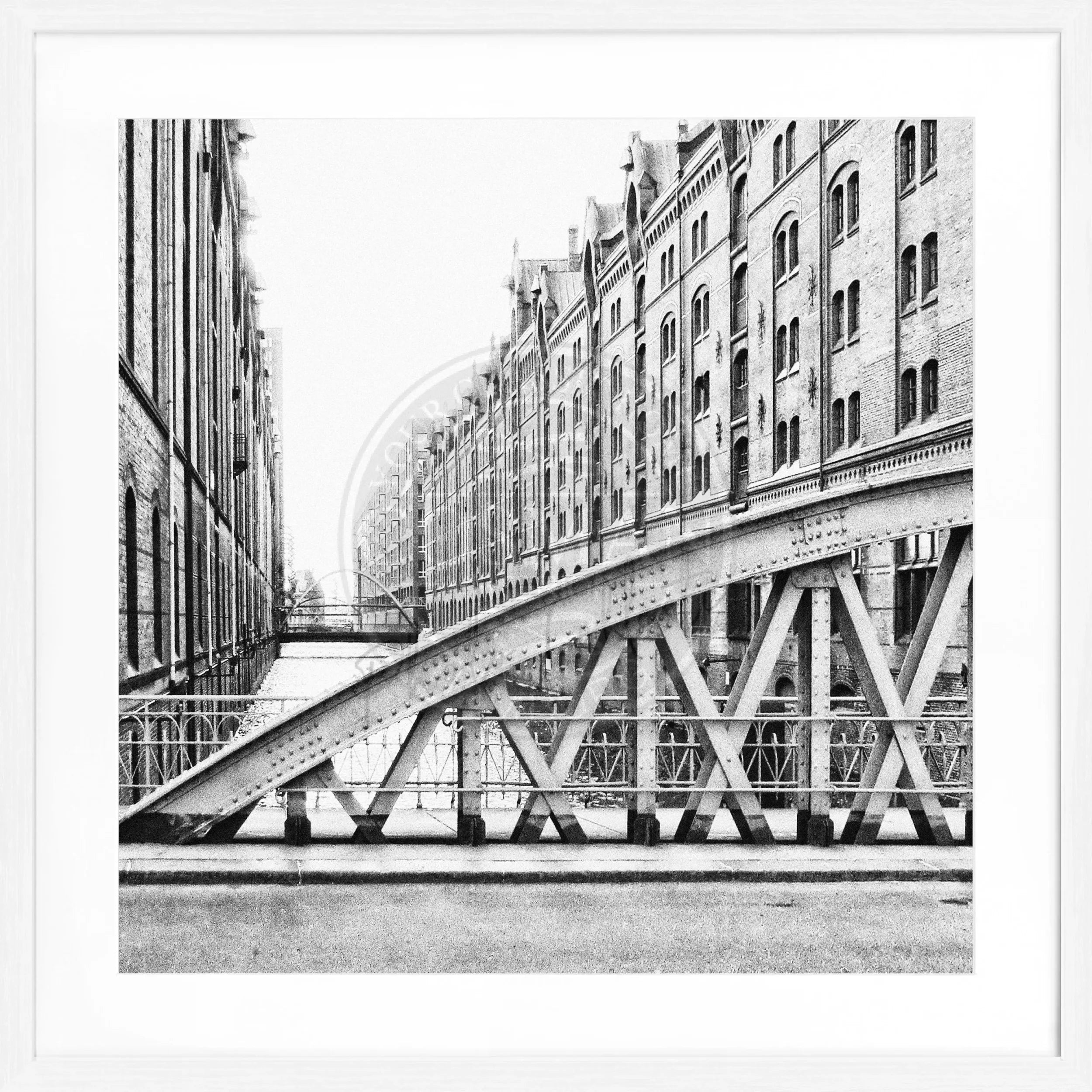 Schwarz-weiß Poster mit Rahmen von Hamburg Speicherstadt, quadratisch, 55x55cm, von Cosman-Photocollection.