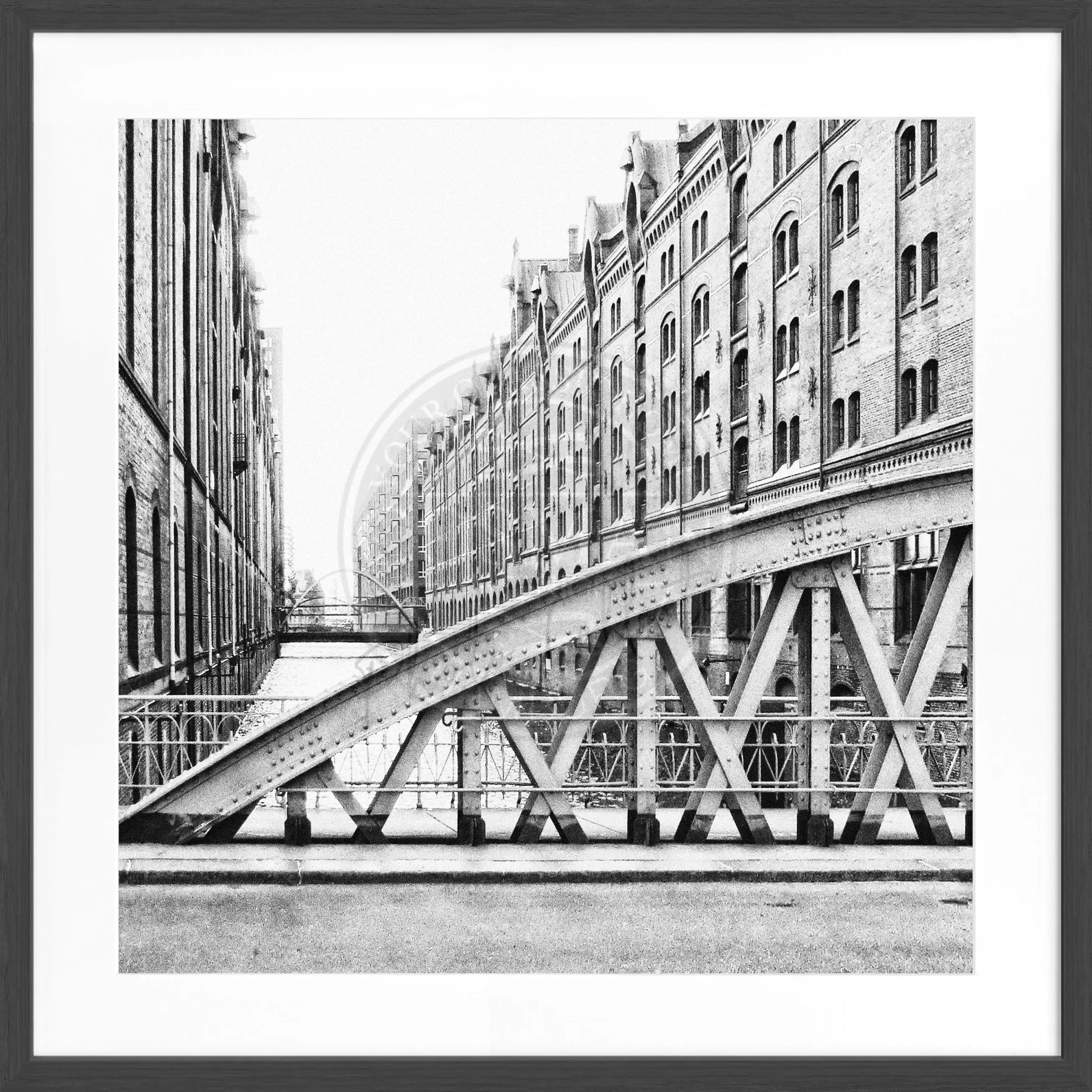 Schwarz-weiß Poster der Hamburger Speicherstadt im Rahmen, 55x55cm, von Cosman-Photocollection, quadratisches Design