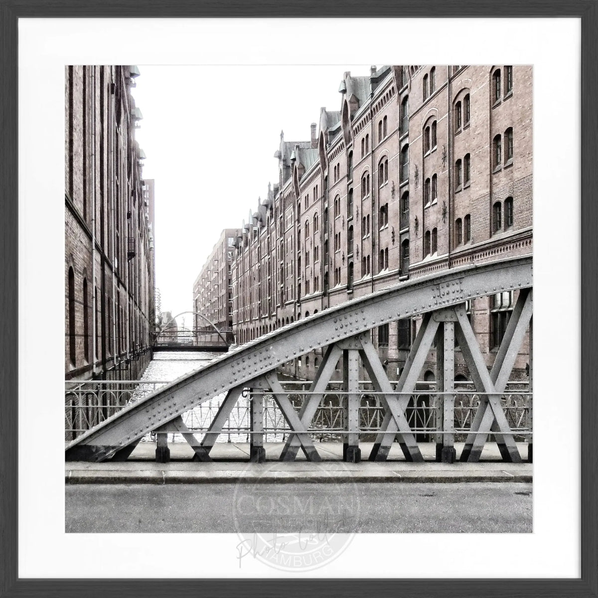 Schwarz-weiß Poster mit Rahmen von Cosman-Photocollection, Hamburg Speicherstadt, quadratisch, 55x55cm, urbanes Stadtmotiv