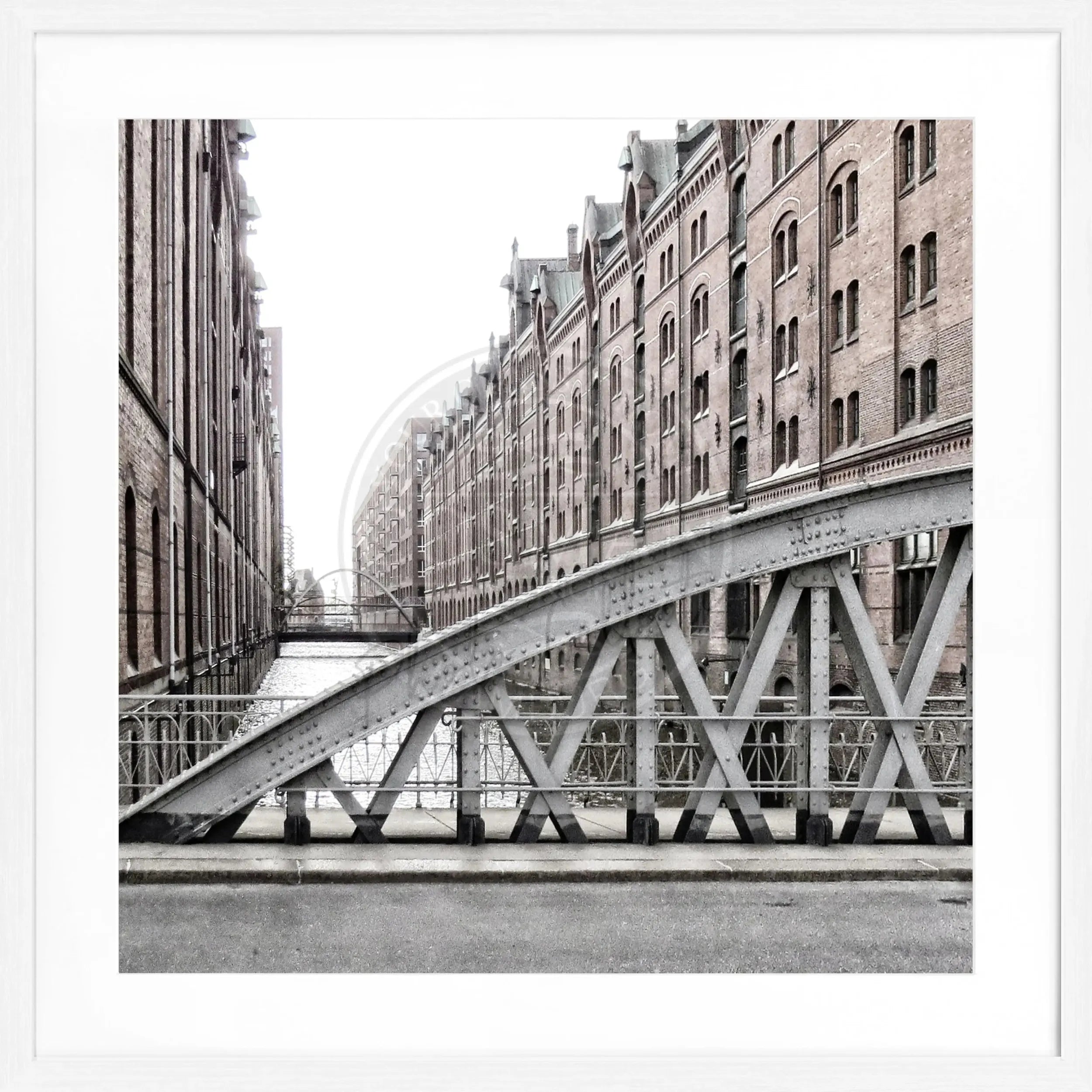 Schwarz-weiß Poster der Hamburger Speicherstadt mit Rahmen von Cosman-Photocollection, quadratisch, 55x55 cm, Kunstfotografie