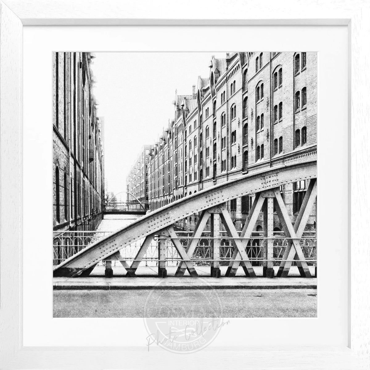 Schwarz-weiß Poster der Hamburger Speicherstadt mit Rahmen, von Cosman-Photocollection, quadratisch 55x55 cm, modernes Wandbild