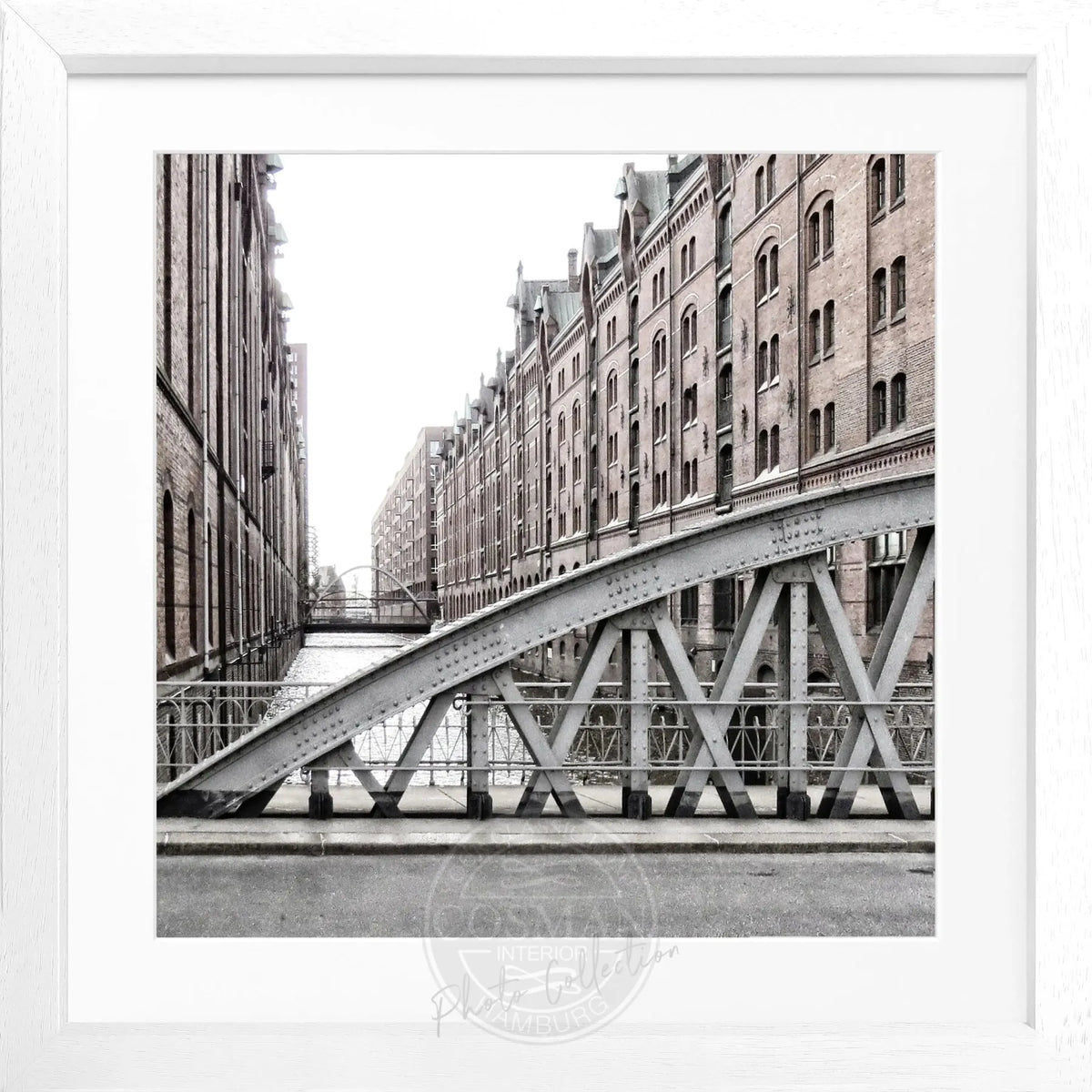 Schwarz-weiß Poster mit Rahmen von Hamburg Speicherstadt, quadratisch, 55x55cm, von Cosman-Photocollection.
