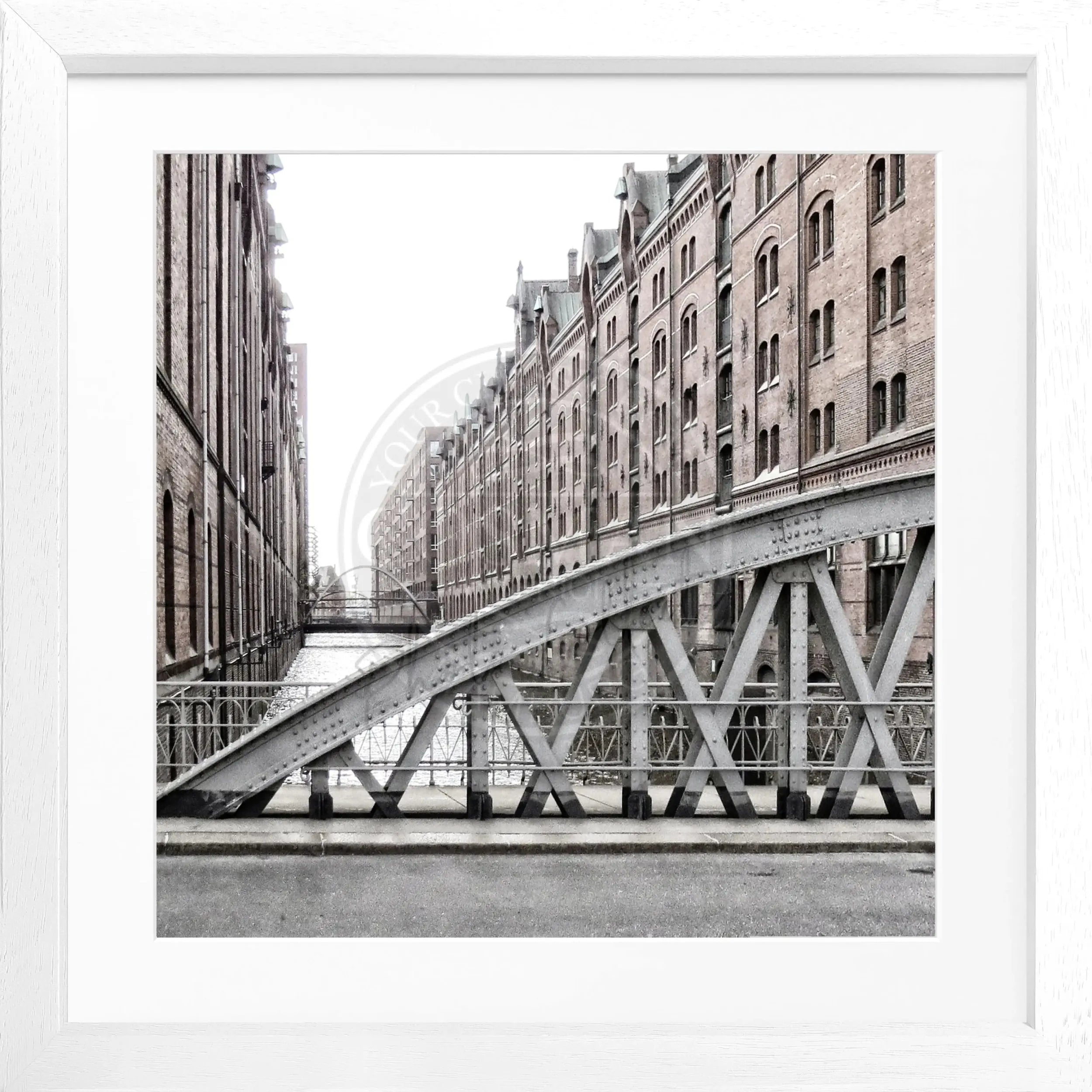 Schwarz-weiß Poster mit Rahmen von Hamburg Speicherstadt, quadratisch, 55x55cm, von Cosman-Photocollection.