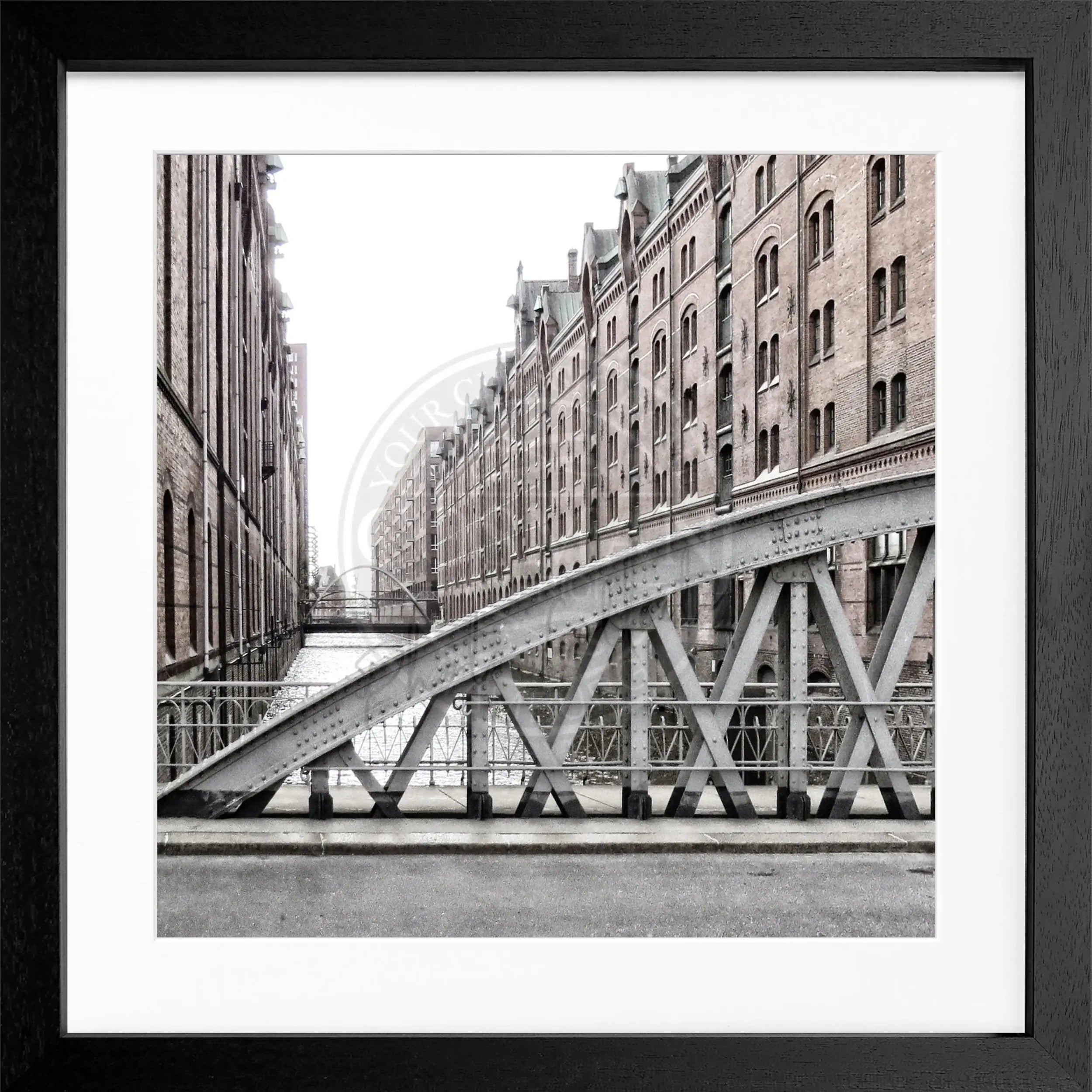 Schwarz-weiß Poster der Hamburger Speicherstadt von Cosman-Photocollection in schwarzem Rahmen, quadratisch, 55x55cm.