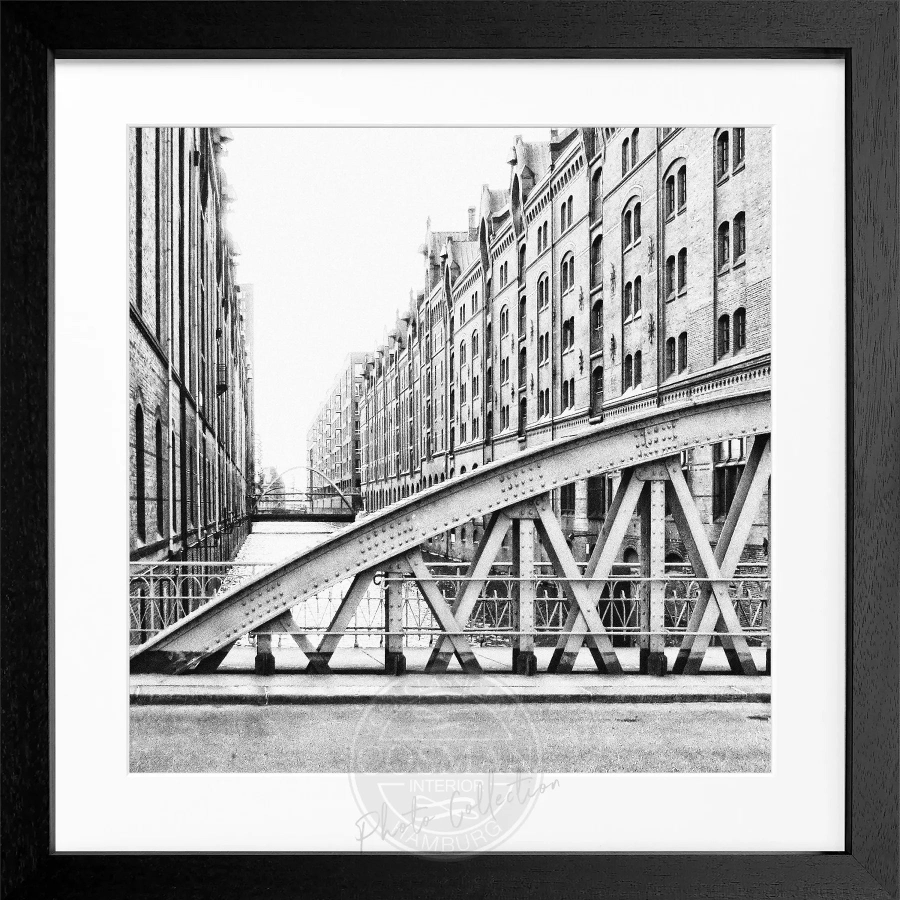 Schwarz-weiß Poster mit Rahmen von Hamburg Speicherstadt, quadratisch, 55x55cm, von Cosman-Photocollection.