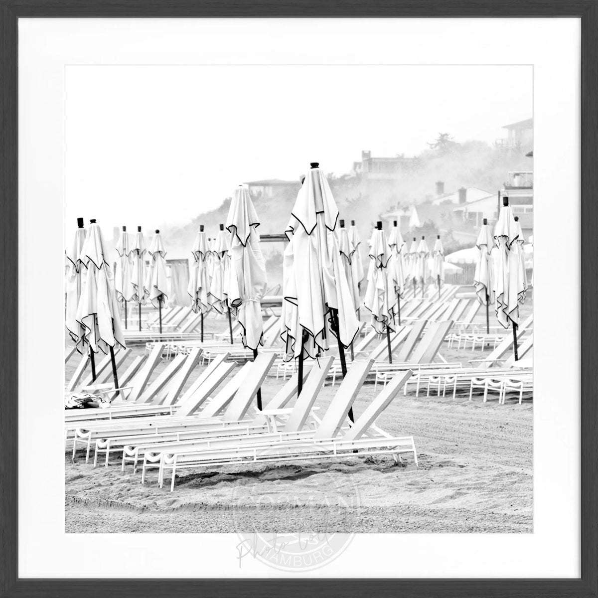 Schwarz-weiß Poster mit Rahmen, Hamptons Long Island Strandmotiv, von Cosman-Photocollection, quadratisch 55x55 cm