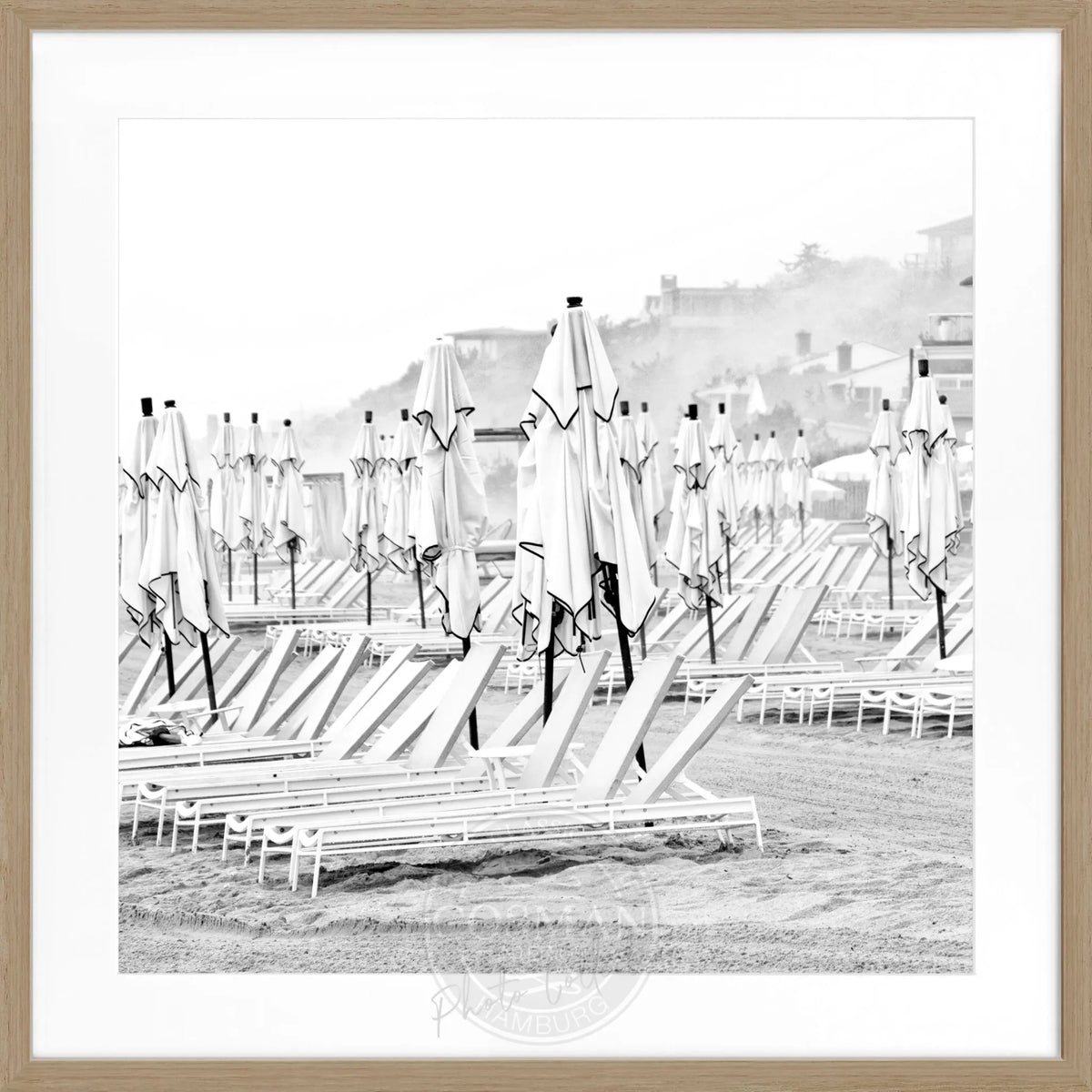 Schwarz-weißer Poster mit Rahmen, Hamptons Long Island Beach Motiv, 55x55cm, von Cosman-Photocollection.
