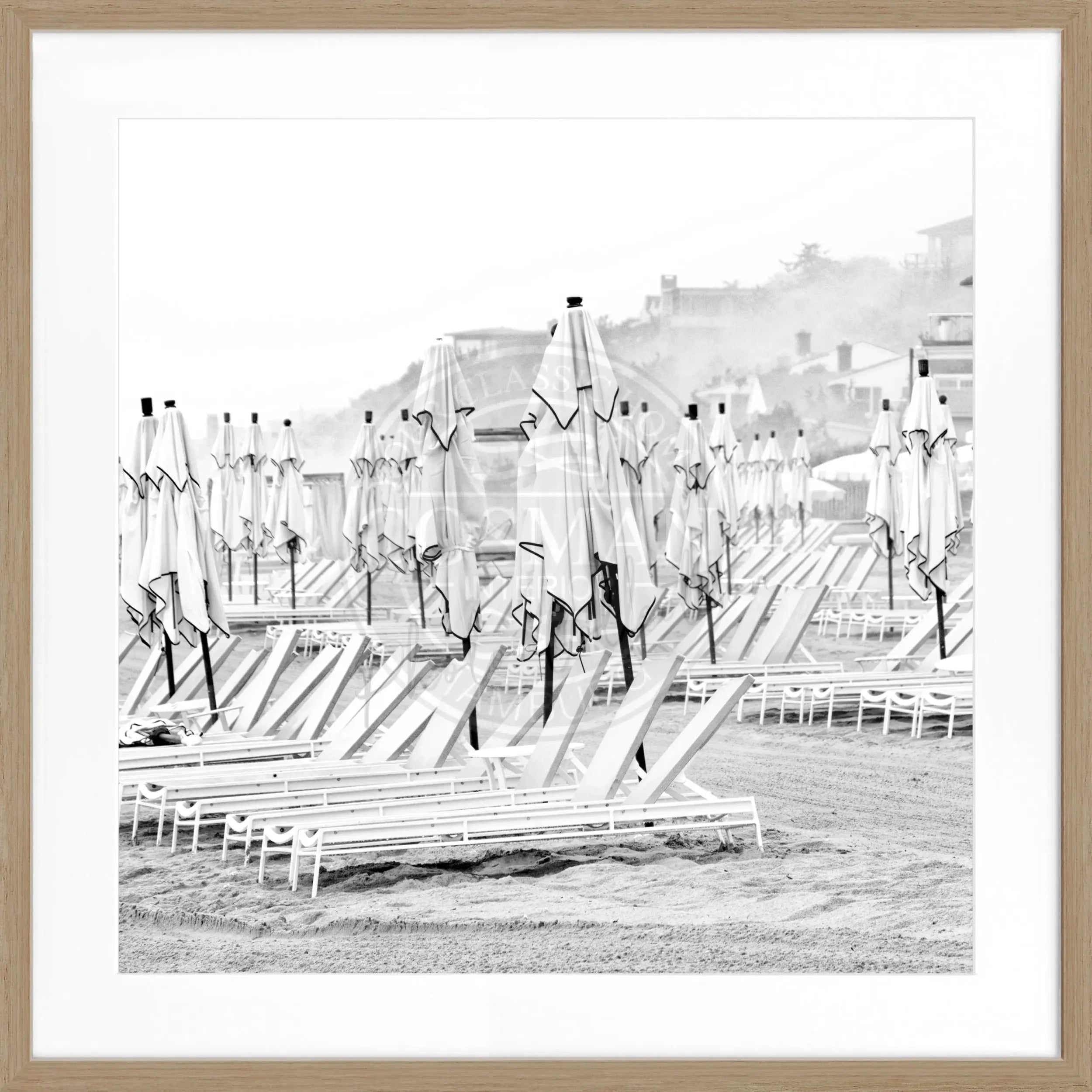 Schwarz-weißer Poster mit Rahmen, Hamptons Long Island Beach Motiv, 55x55cm, von Cosman-Photocollection.