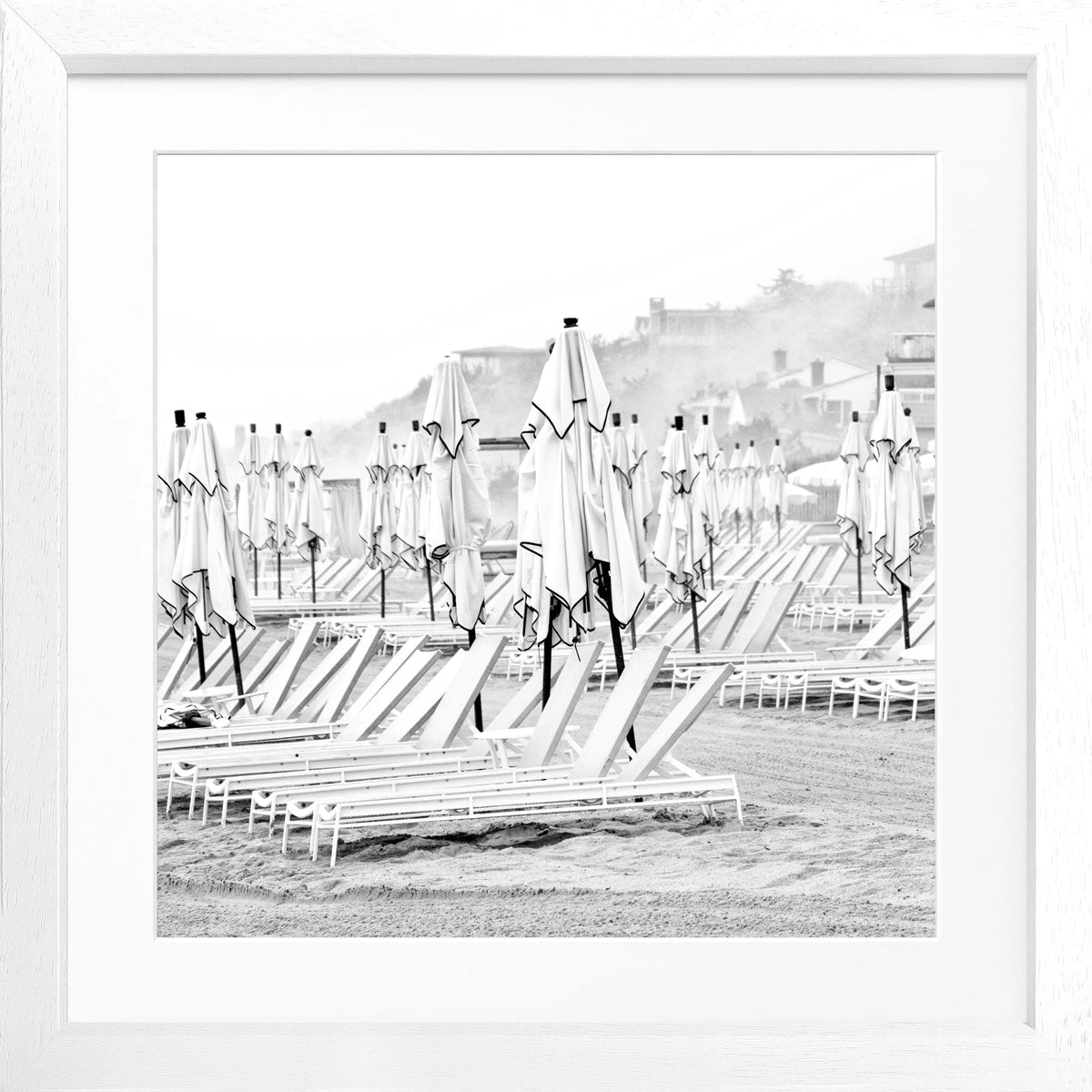 Schwarz-weiß Poster mit Rahmen, Hamptons Long Island Beach Motiv, 55x55cm, von Cosman-Photocollection.