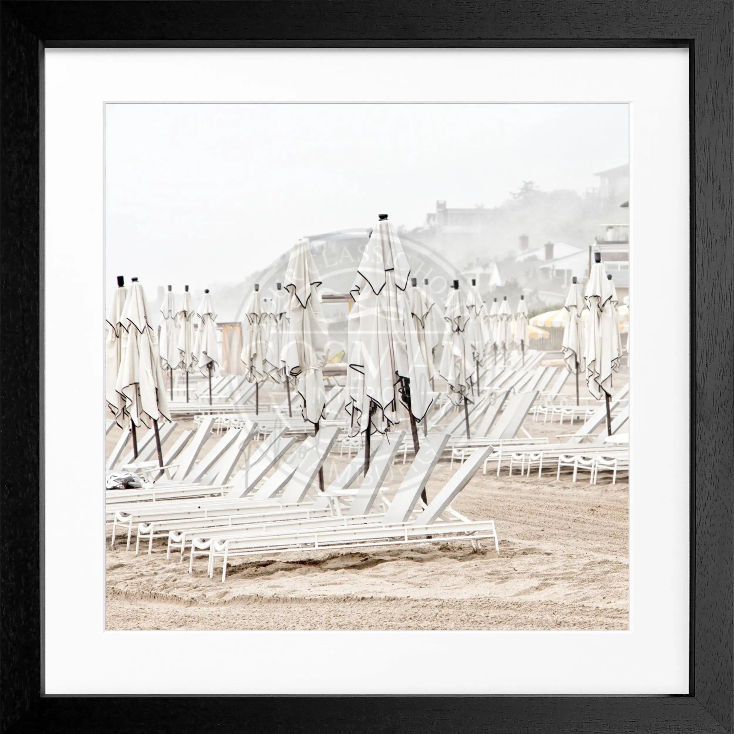 Schwarz-weiß Poster mit Rahmen, Hamptons Long Island ‚Beach‘, quadratisch, 55x55cm, von Cosman-Photocollection