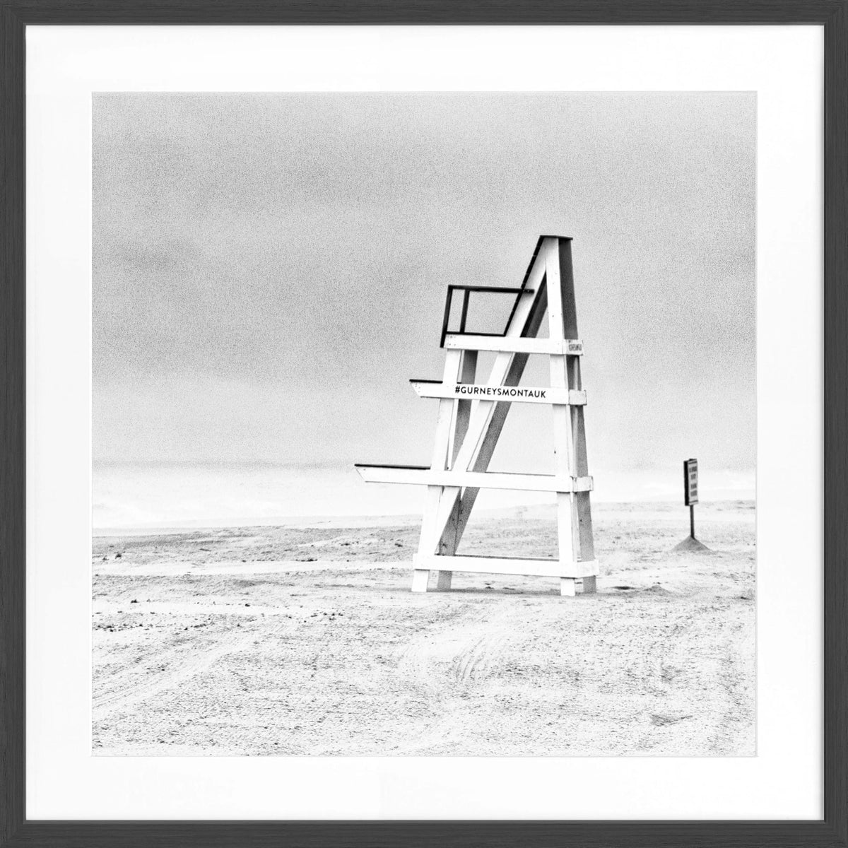 Schwarz-weißer Poster mit Rahmen, Hamptons Long Island Beach Motiv, quadratisch, 55x55cm, von Cosman-Photocollection