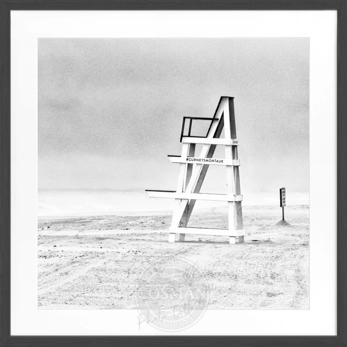 Schwarz-weißer Poster mit Rahmen, Hamptons Long Island Beach Motiv, quadratisch, 55x55cm, von Cosman-Photocollection