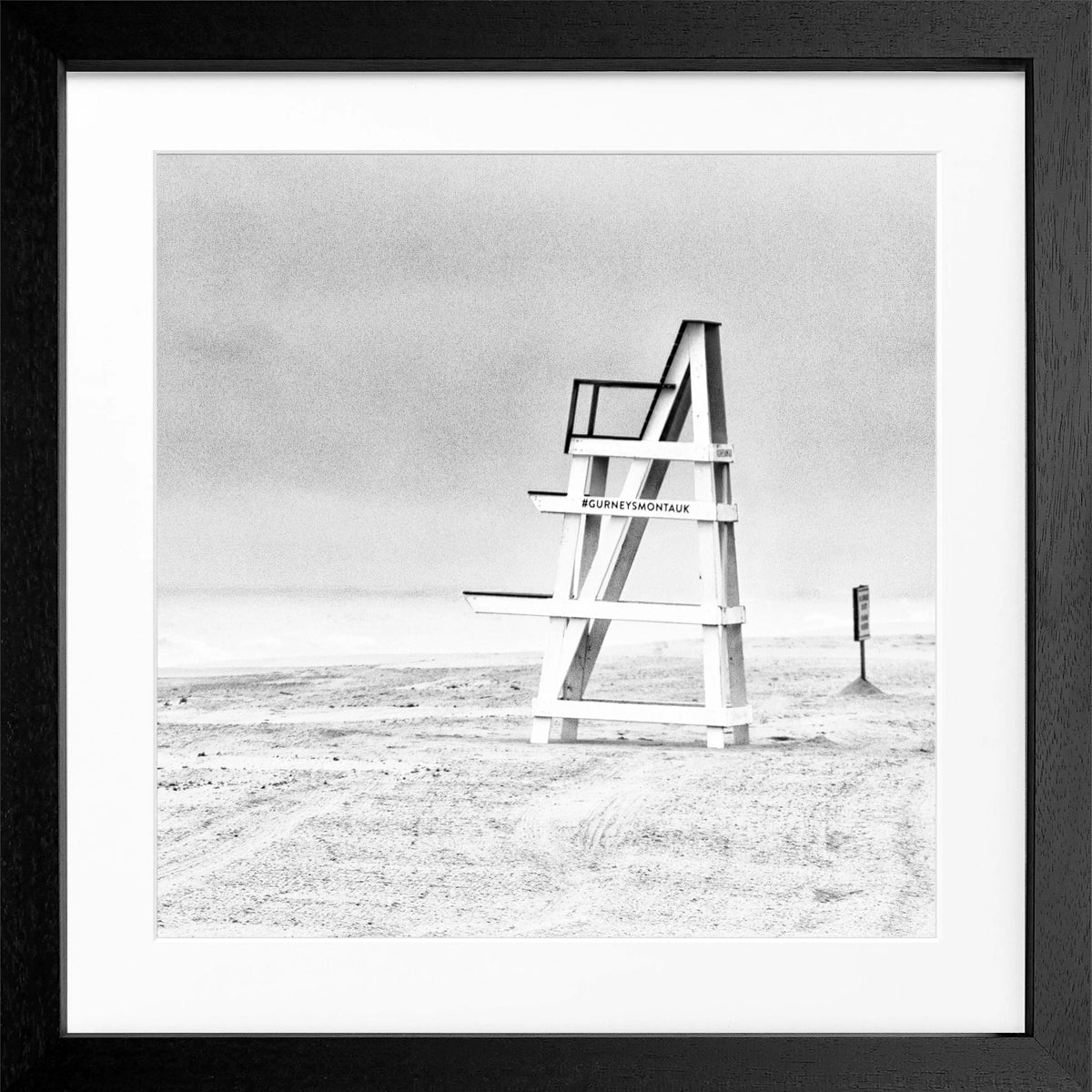 Schwarz-weiß Poster mit Rahmen von Cosman-Photocollection, Hamptons Long Island Beach, quadratisches 55x55 cm Wandbild