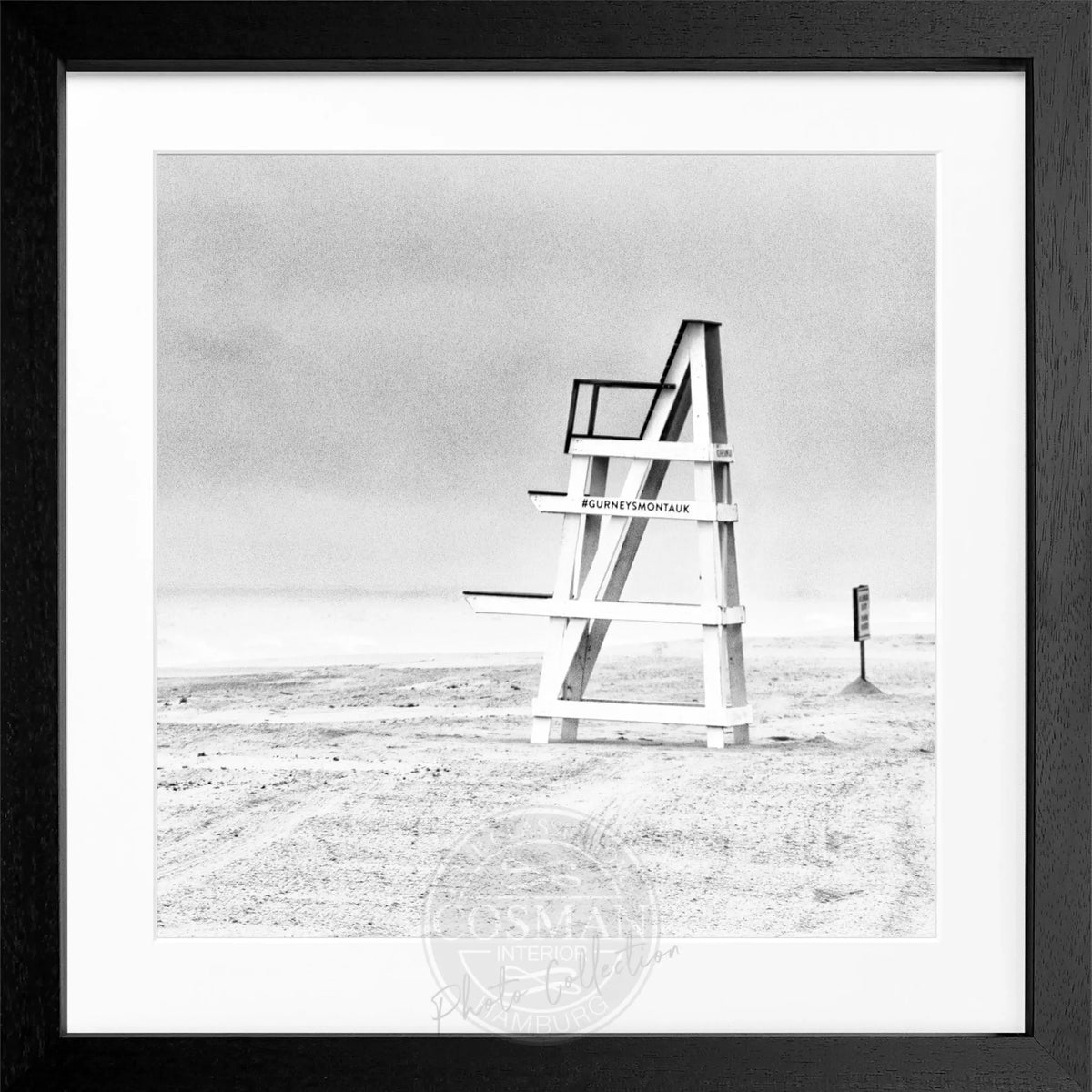 Schwarz-weiß Poster mit Rahmen von Cosman-Photocollection, Hamptons Long Island Beach, quadratisches 55x55 cm Wandbild