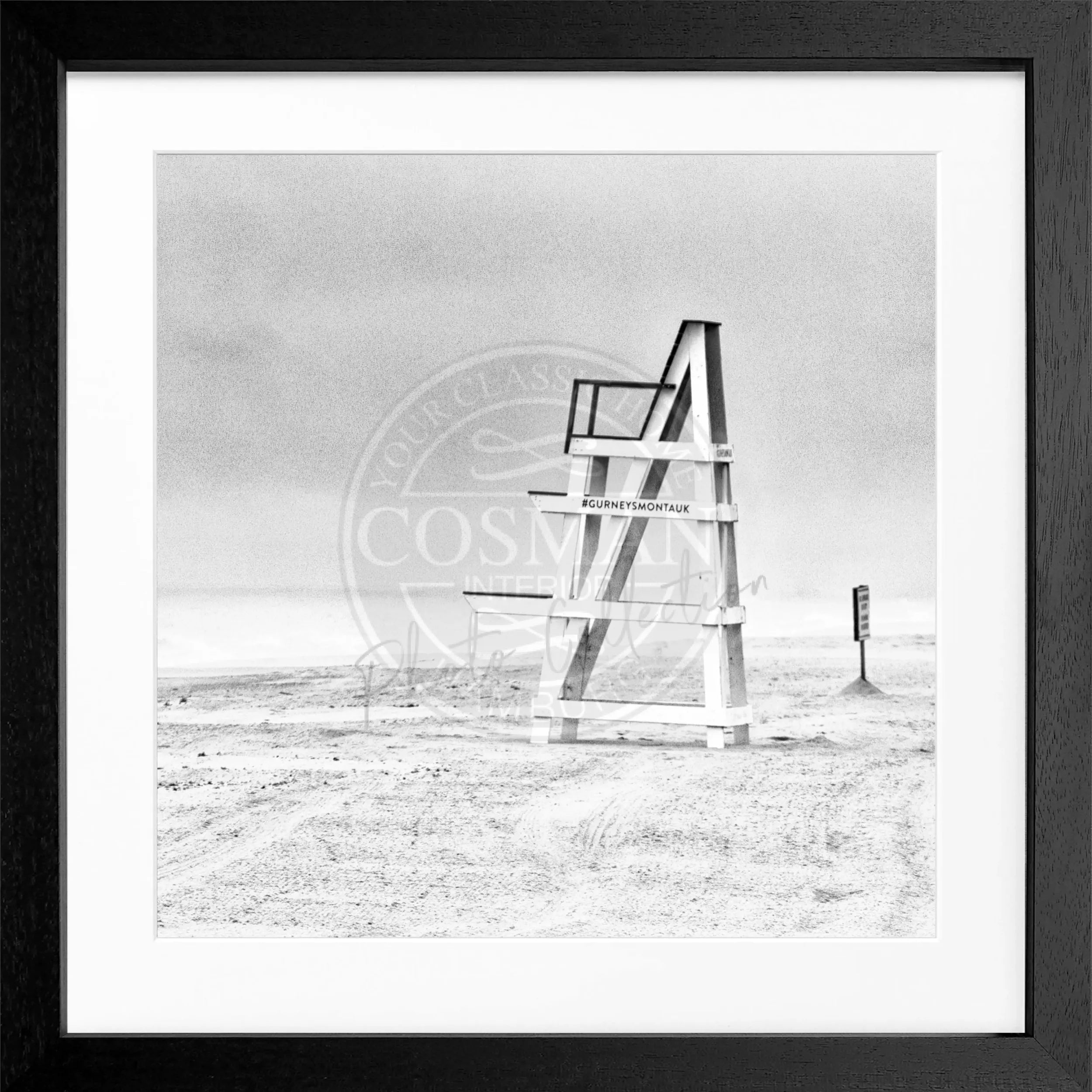 Schwarz-weiß Poster mit Rahmen von Cosman-Photocollection, Hamptons Long Island Beach, quadratisches 55x55 cm Wandbild