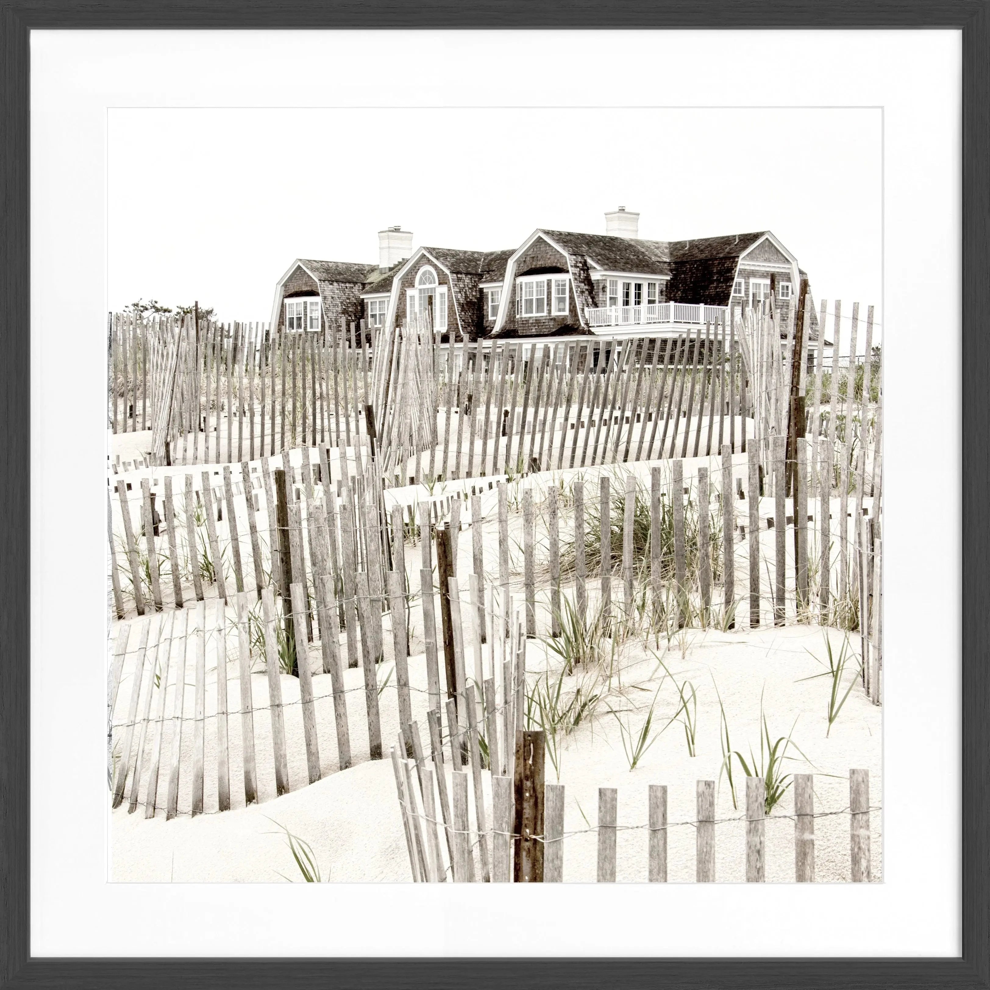 Schwarz-weiß Poster mit Rahmen, Hamptons Long Island Strandhaus, von Cosman-Photocollection, quadratisch, 55x55 cm