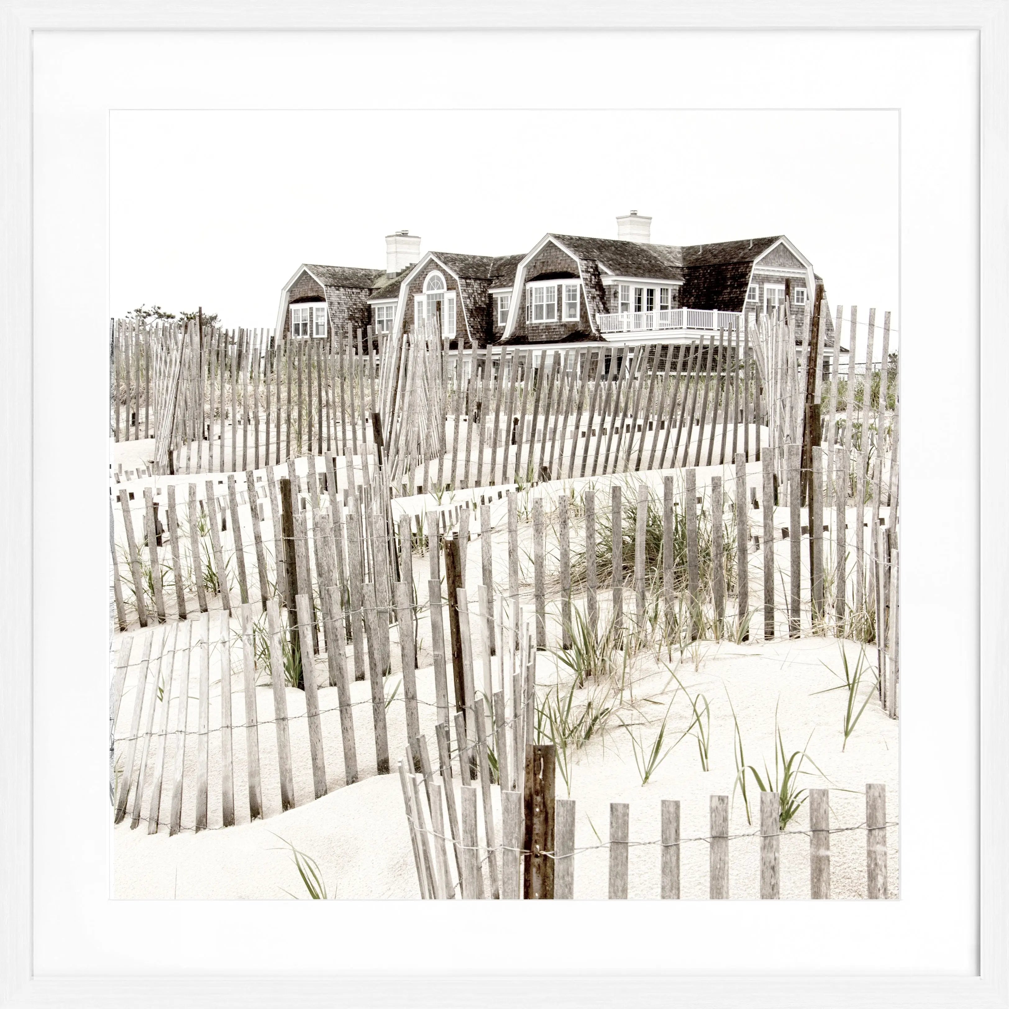Schwarz-weiß Poster mit Rahmen von Cosman-Photocollection, Hamptons Long Island Beach House, quadratisch 55x55 cm.