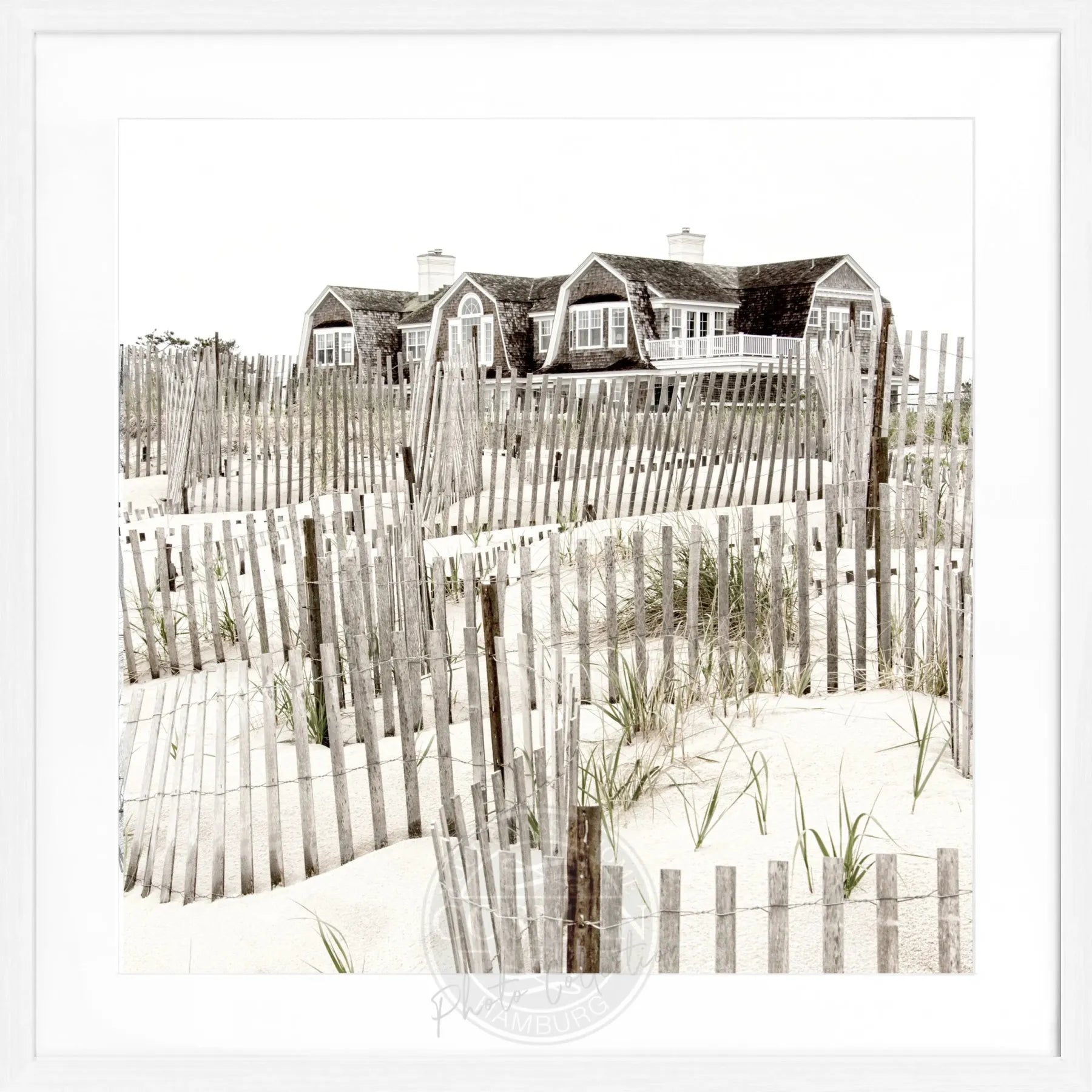 Schwarz-weiß Poster mit Rahmen von Cosman-Photocollection, Hamptons Long Island Beach House, quadratisch 55x55 cm.