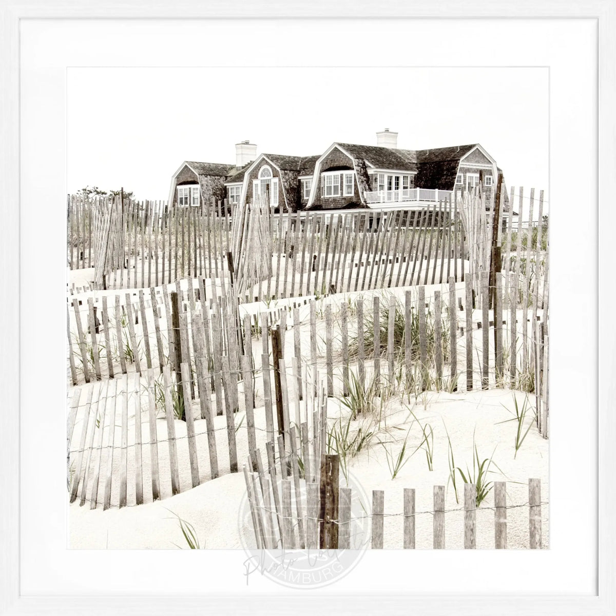 Schwarz-weiß Poster mit Rahmen von Cosman-Photocollection, Hamptons Long Island Beach House, quadratisch 55x55 cm.