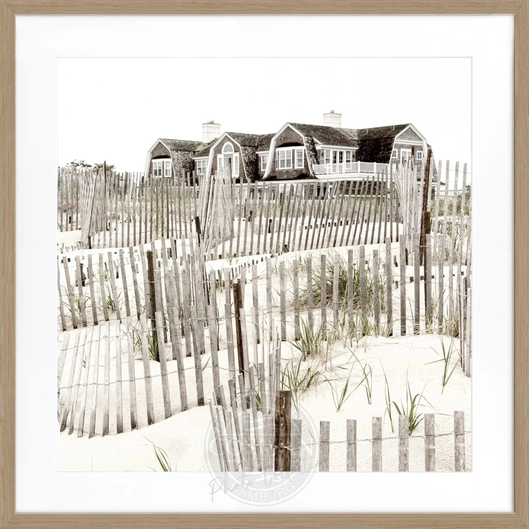 Schwarz-weiß Poster mit Rahmen, Hamptons Long Island Beach House Motiv, quadratisch, 55x55cm, von Cosman-Photocollection