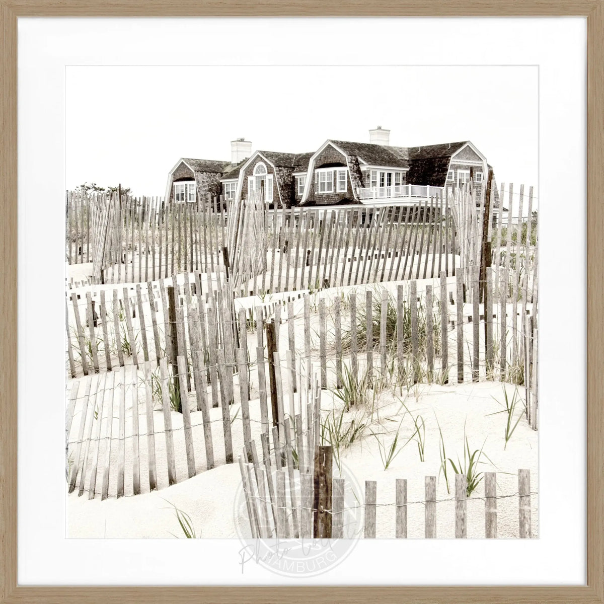 Schwarz-weiß Poster mit Rahmen, Hamptons Long Island Beach House Motiv, quadratisch, 55x55cm, von Cosman-Photocollection