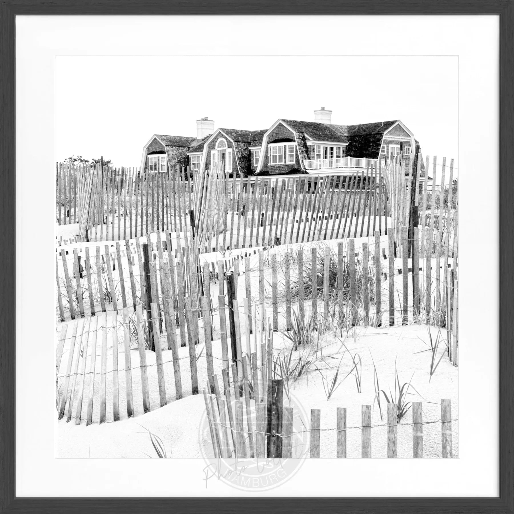 Schwarz-weiß Poster mit Rahmen, Hamptons Long Island Beach House Motiv, 55x55cm, von Cosman-Photocollection
