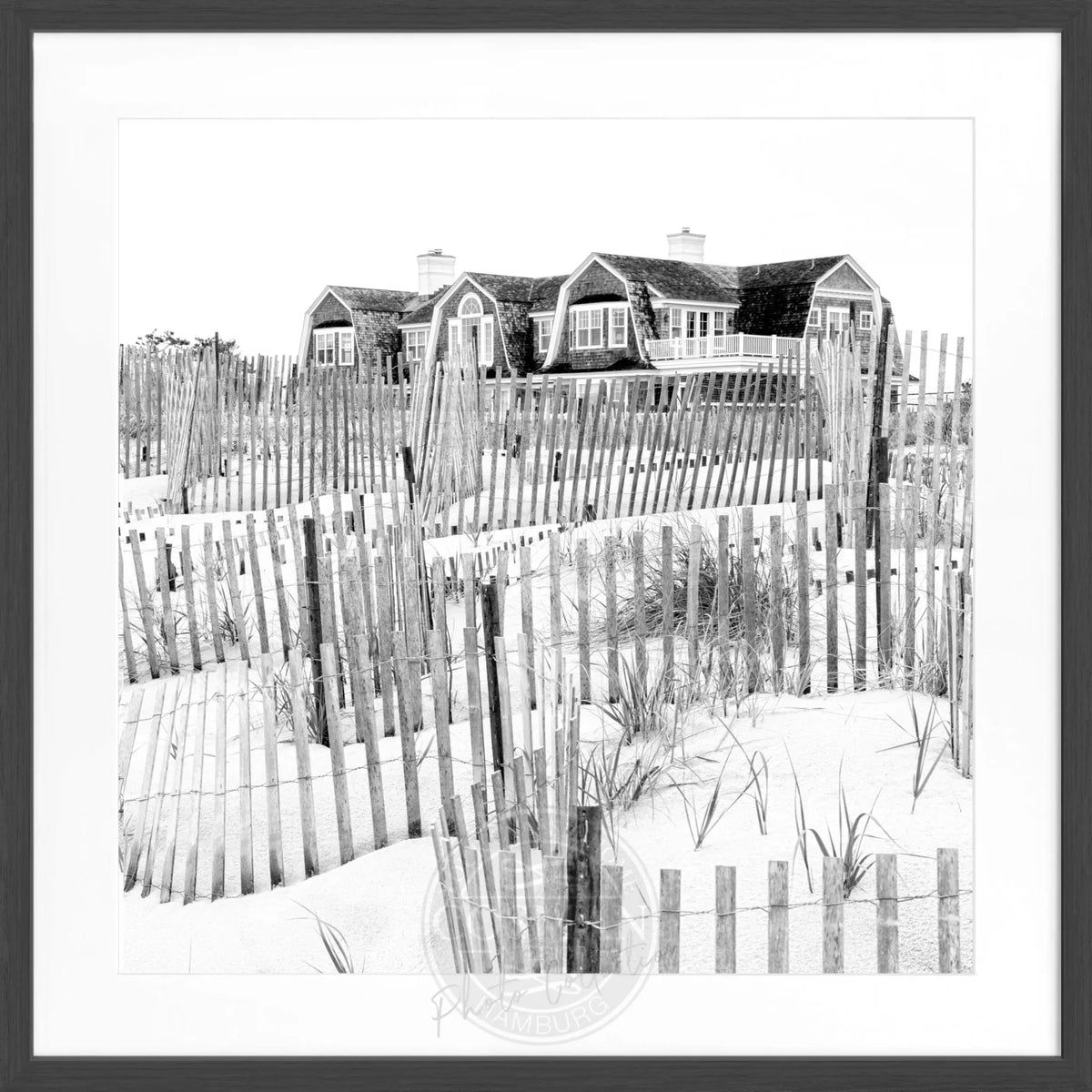 Schwarz-weiß Poster mit Rahmen, Hamptons Long Island Beach House Motiv, 55x55cm, von Cosman-Photocollection