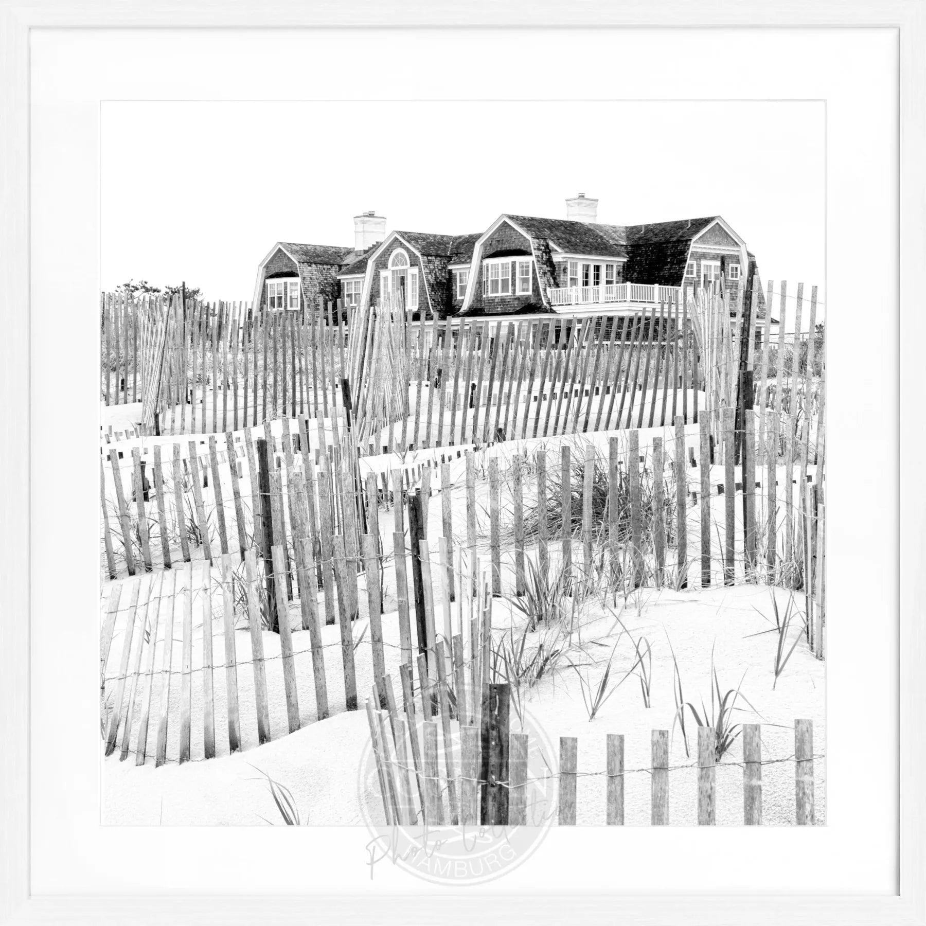 Schwarz-weiß Poster mit Rahmen, Hamptons Long Island Beach House, Cosman-Photocollection, quadratisches 55x55cm Wandbild