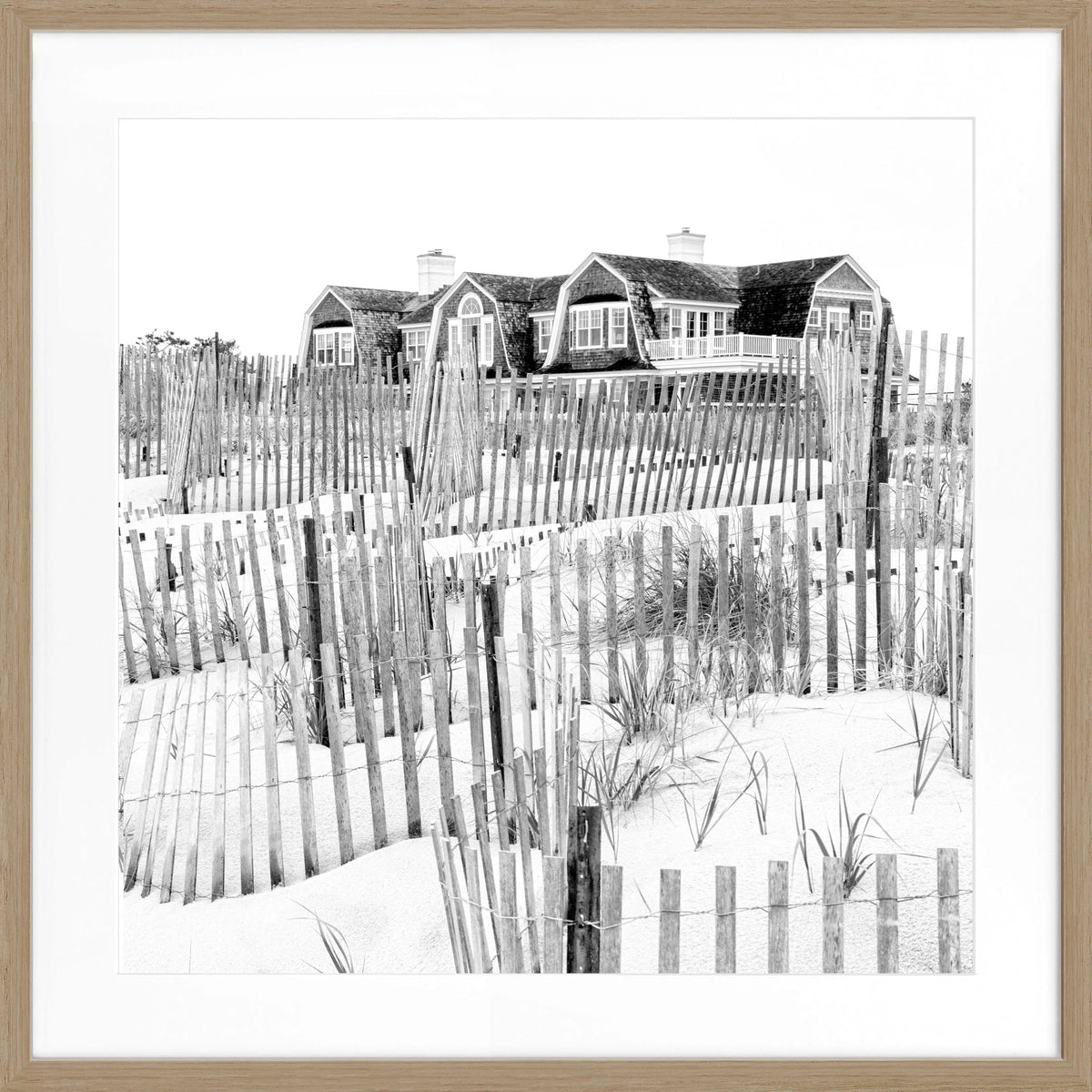 Schwarz-weiß Poster mit Rahmen, Hamptons Long Island Beach House Motiv, von Cosman-Photocollection, quadratisch 55x55cm.