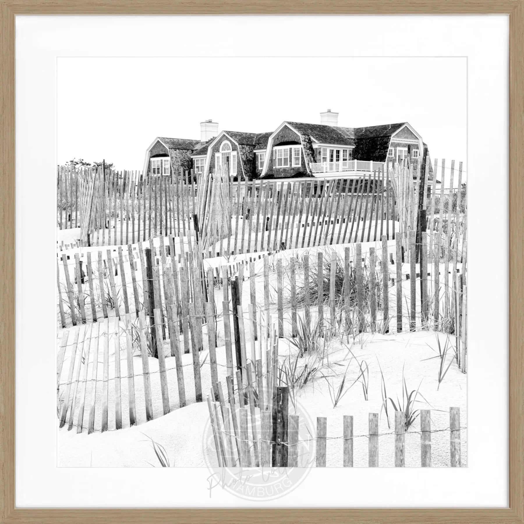 Schwarz-weiß Poster mit Rahmen, Hamptons Long Island Beach House Motiv, von Cosman-Photocollection, quadratisch 55x55cm.