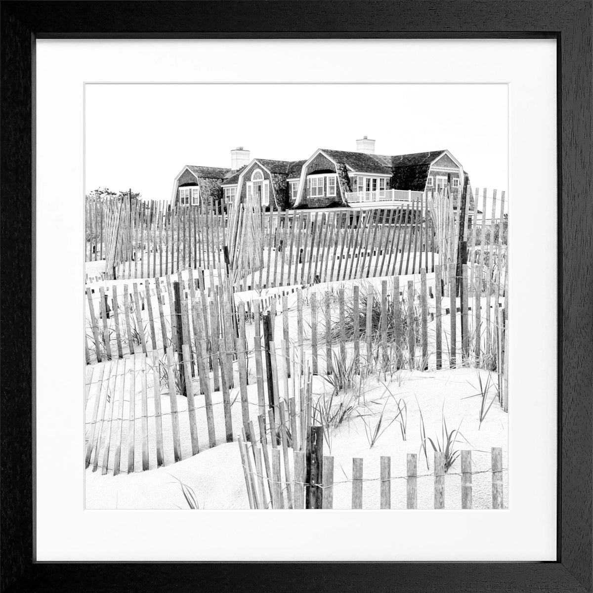 Schwarz-weiß Poster mit Rahmen, Hamptons Long Island Beach House Motiv, 55x55 cm, von Cosman-Photocollection