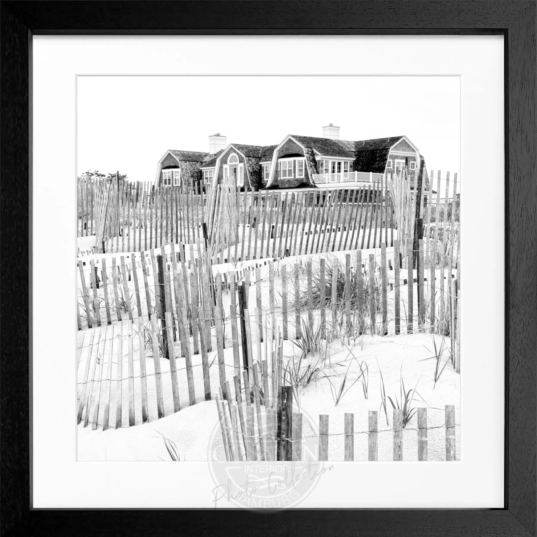Schwarz-weiß Poster mit Rahmen, Hamptons Long Island Beach House Motiv, 55x55 cm, von Cosman-Photocollection