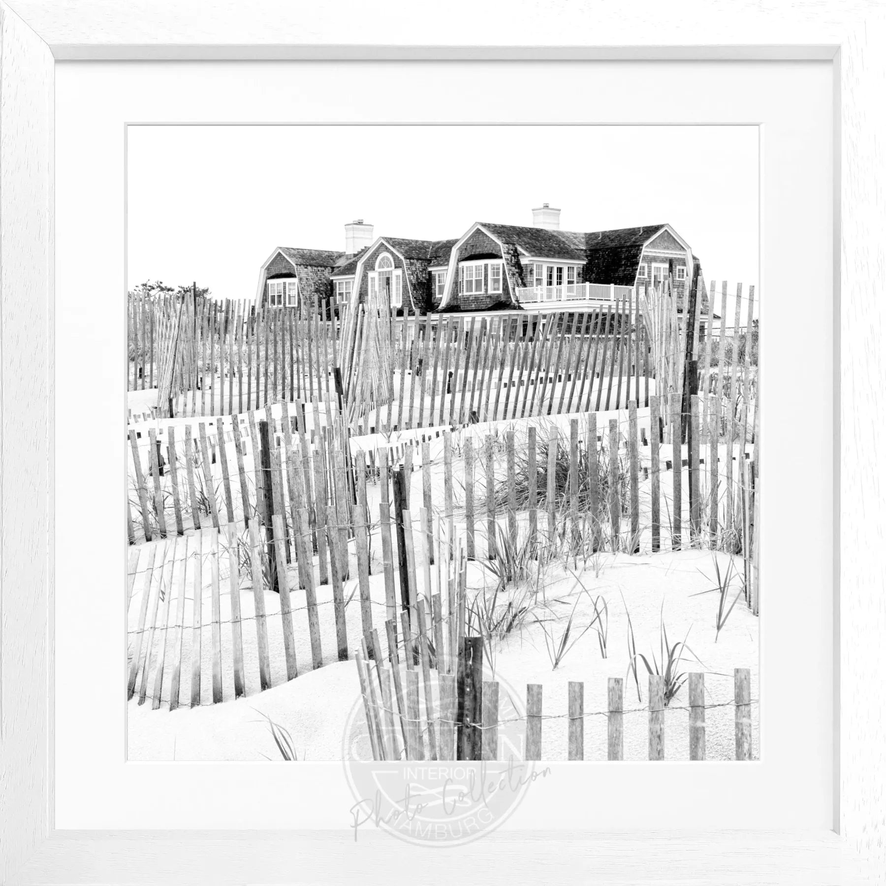 Schwarz-weiß Poster mit Rahmen, Hamptons Long Island Beach House Motiv, quadratisch 55x55cm von Cosman-Photocollection