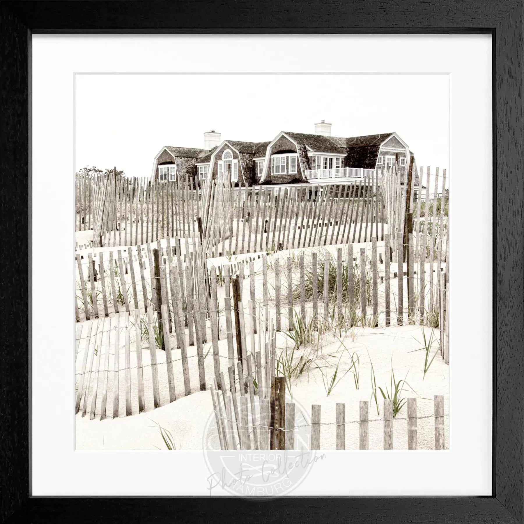 Schwarz-weiß Poster mit Rahmen von Cosman-Photocollection, Hamptons Long Island Beach House, quadratisch, 55x55 cm, dekoratives Wandbild