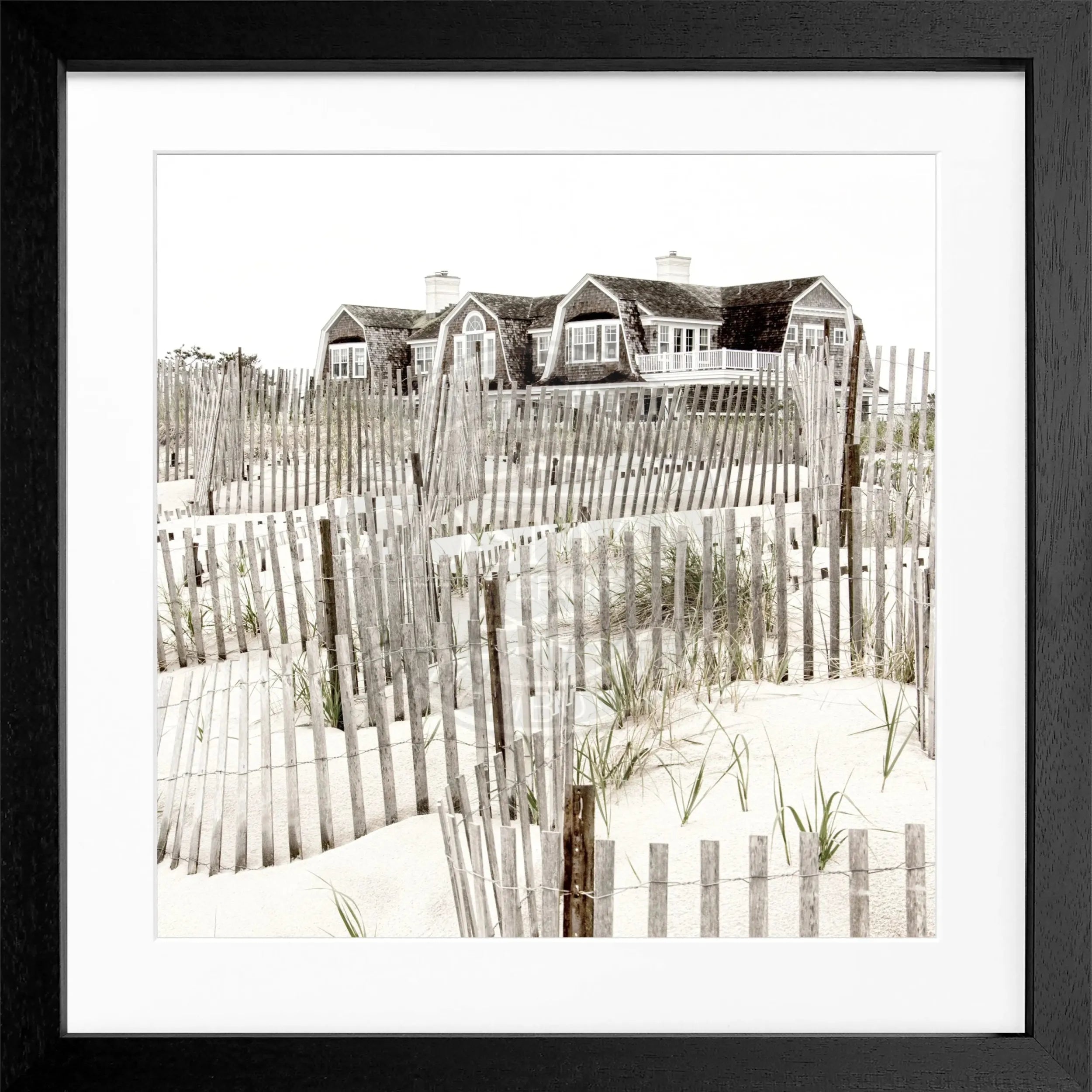 Schwarz-weiß Poster mit Rahmen von Cosman-Photocollection, Hamptons Long Island Beach House, quadratisch, 55x55 cm, dekoratives Wandbild