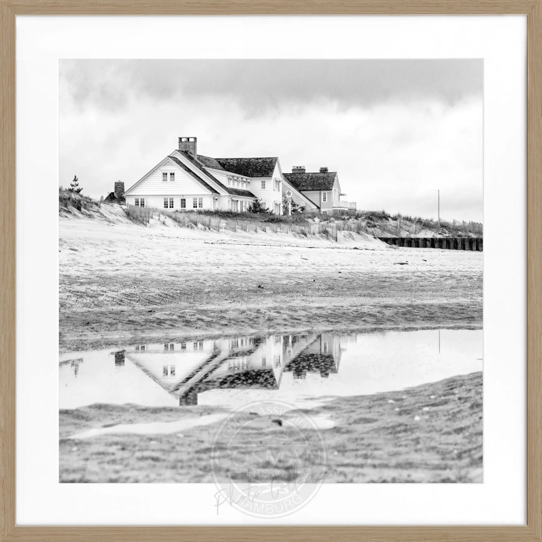 Schwarz-weiß Poster mit Rahmen von Cosman-Photocollection, Hamptons Long Island ’Beach House’, quadratisches 55x55cm Wandbild
