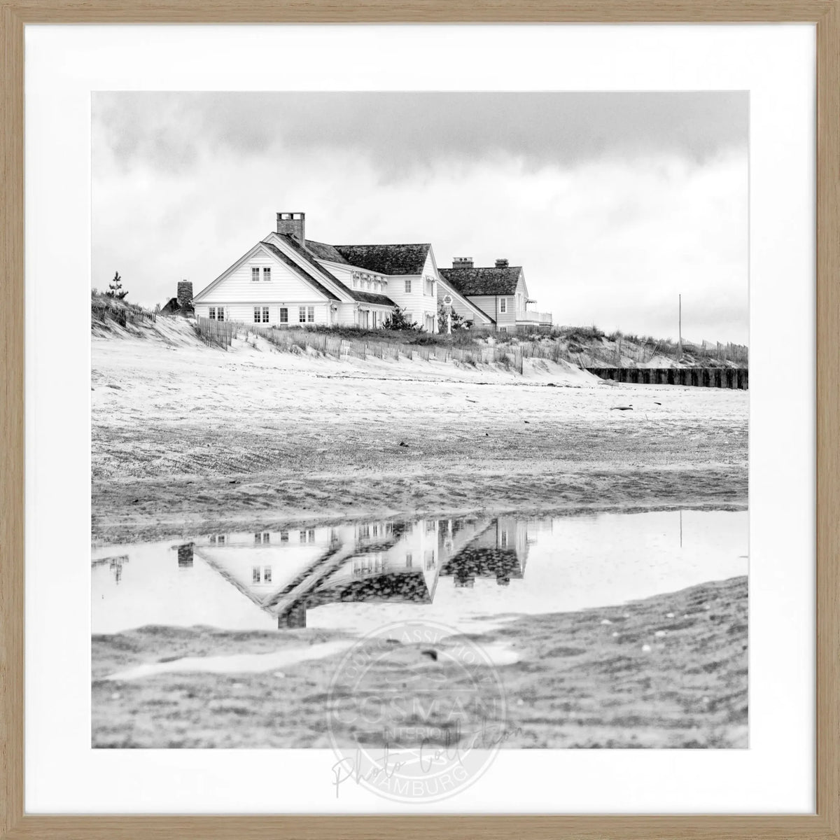 Schwarz-weiß Poster mit Rahmen von Cosman-Photocollection, Hamptons Long Island ’Beach House’, quadratisches 55x55cm Wandbild