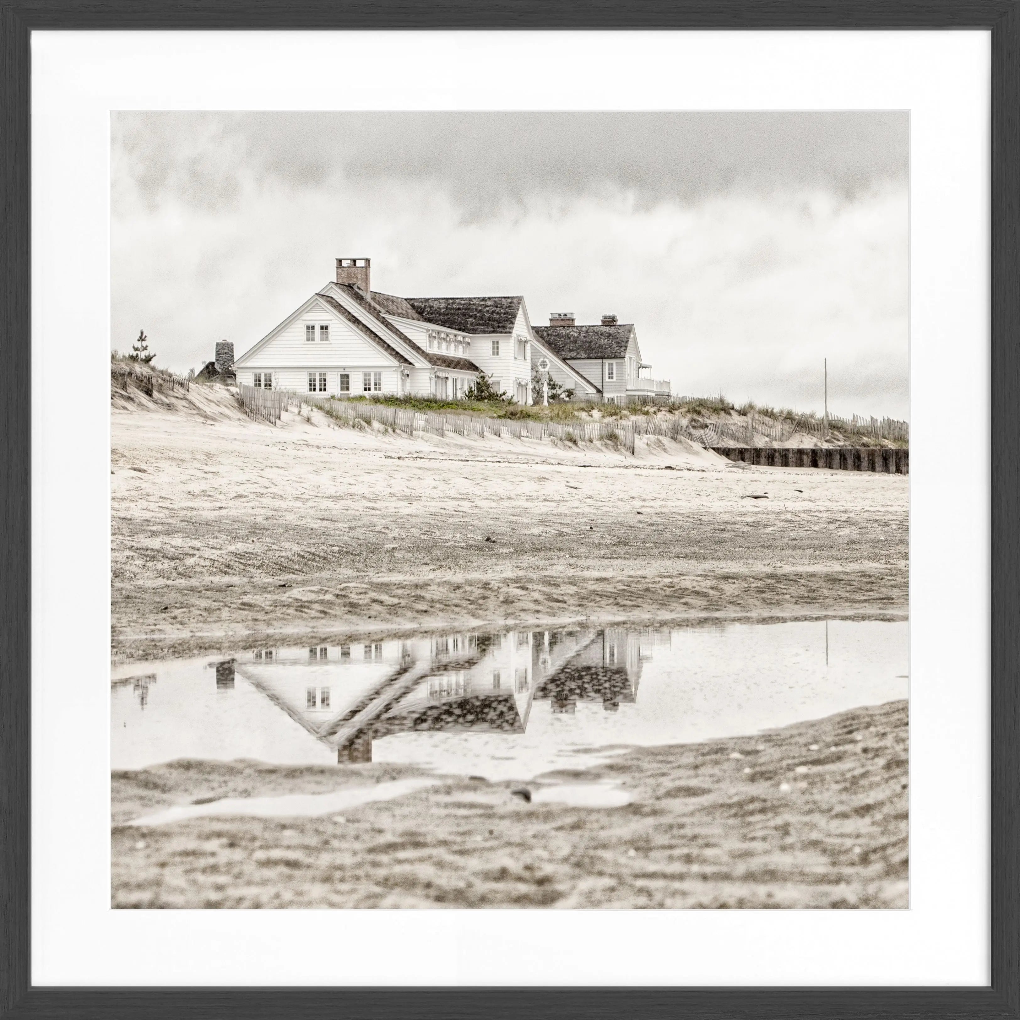 Schwarz-weiß Poster mit Rahmen, Hamptons Long Island ’Beach House’, von Cosman-Photocollection, quadratisch, 55x55 cm