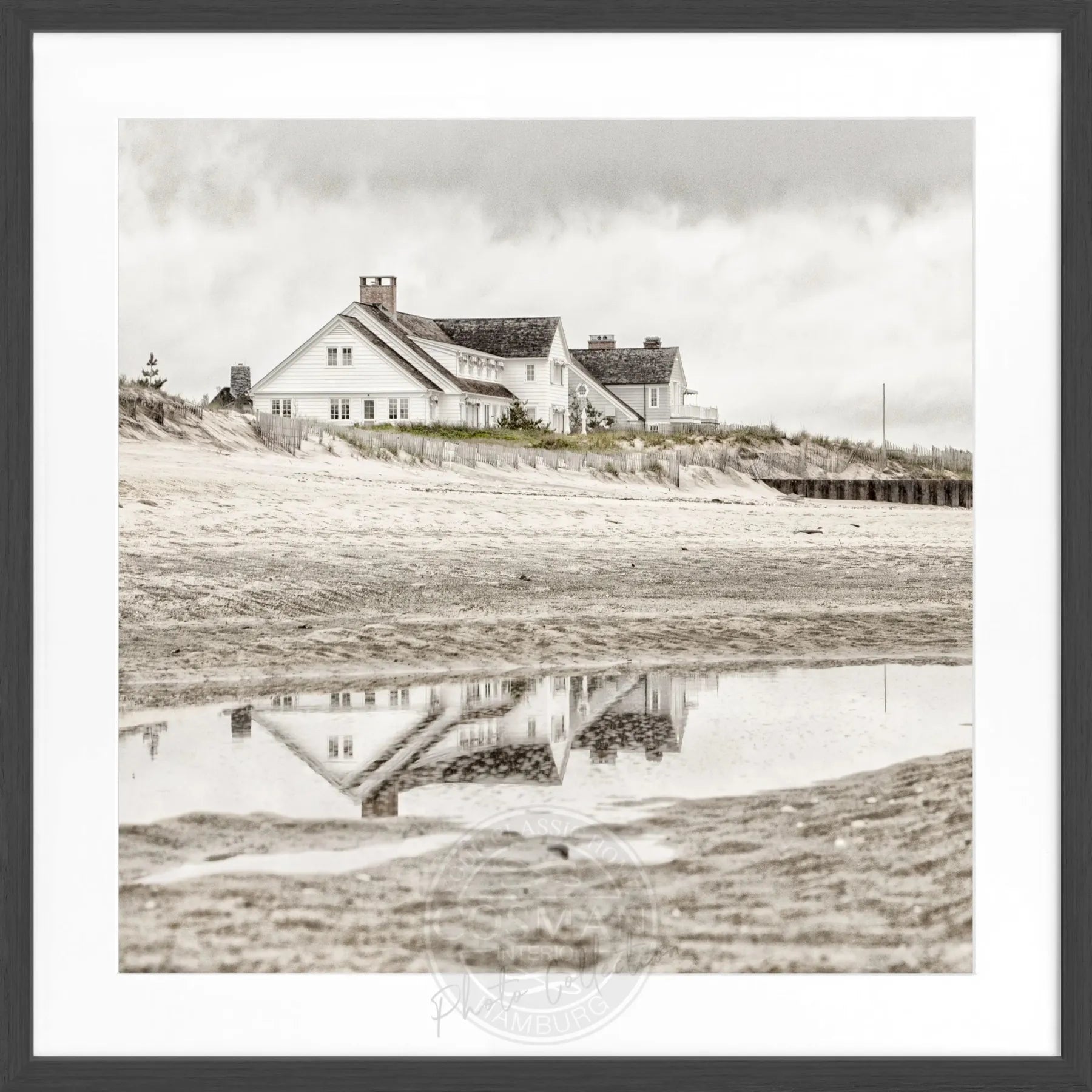 Schwarz-weiß Poster mit Rahmen, Hamptons Long Island ‚Beach House‘, von Cosman-Photocollection, quadratisch, 55x55cm