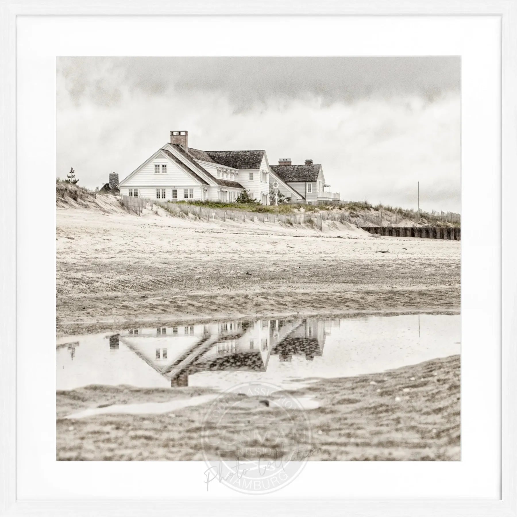 Schwarz-weiß Poster mit Rahmen, Hamptons Long Island ’Beach House’, 55x55cm, von Cosman-Photocollection, quadratisches Design