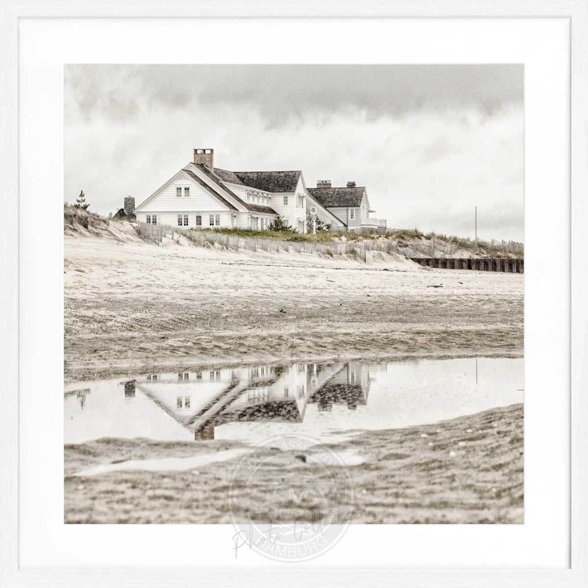 Schwarz-weiß Poster mit Rahmen, Hamptons Long Island ’Beach House’, 55x55cm, von Cosman-Photocollection, quadratisches Design