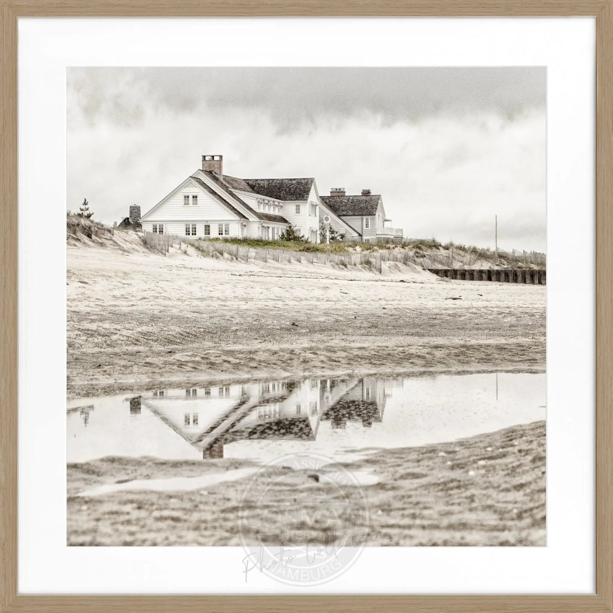 Schwarz-weiß Poster mit Rahmen von Cosman-Photocollection, Hamptons Long Island Beach House Motiv, quadratisch 55x55cm