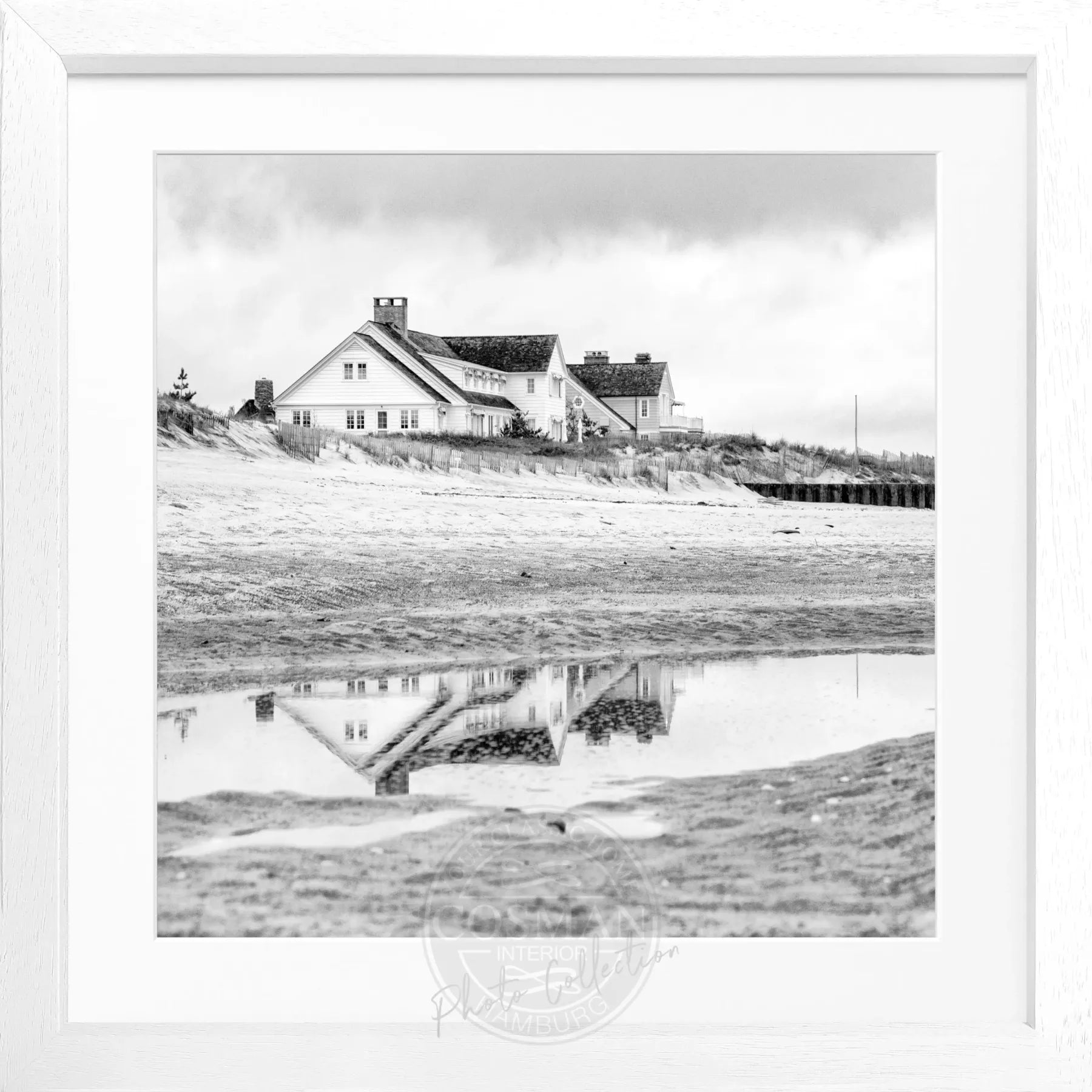 Schwarz-weiß Poster mit Rahmen, Hamptons Long Island ’Beach House’ von Cosman-Photocollection, quadratisch 55x55 cm.
