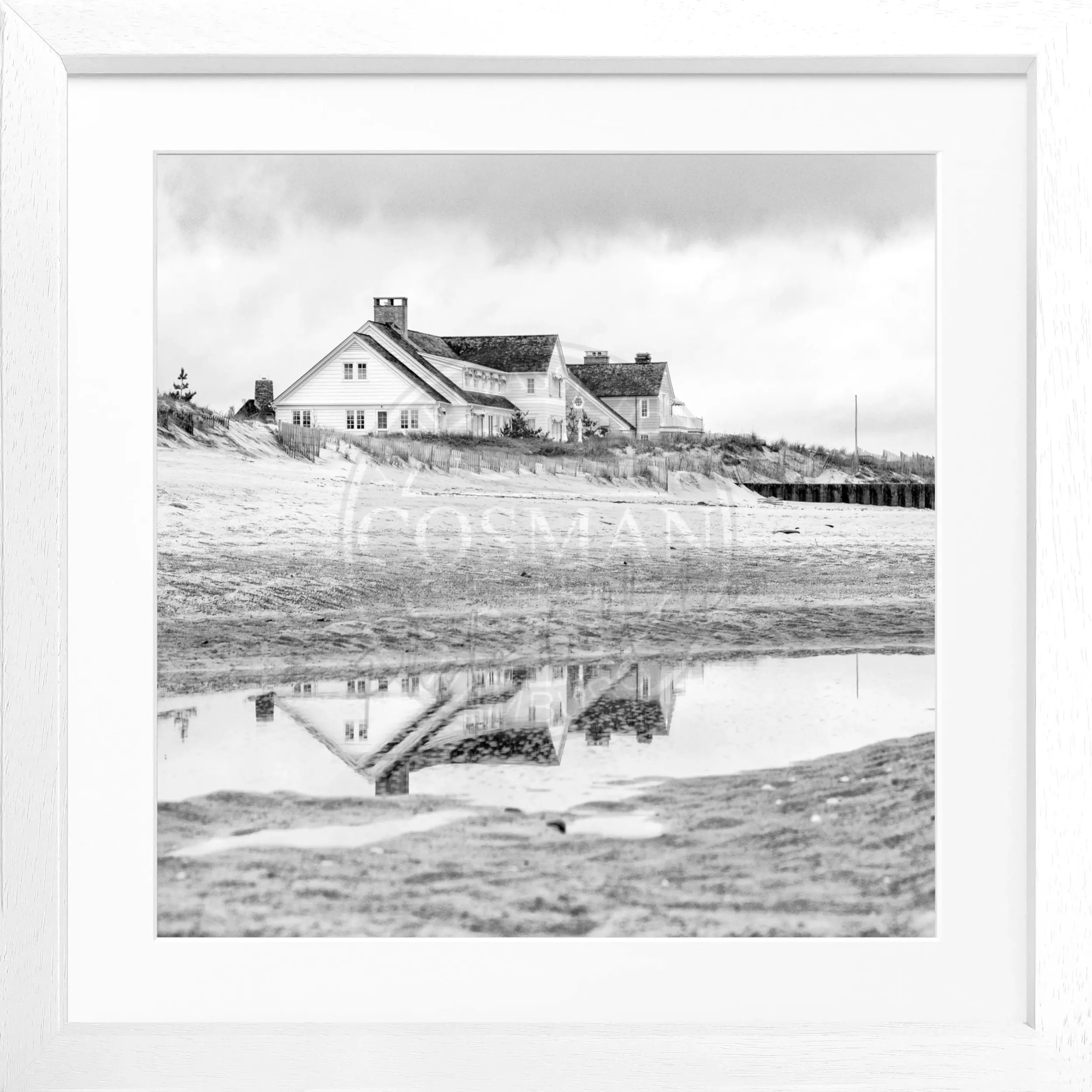 Schwarz-weiß Poster mit Rahmen, Hamptons Long Island ’Beach House’ von Cosman-Photocollection, quadratisch 55x55 cm.