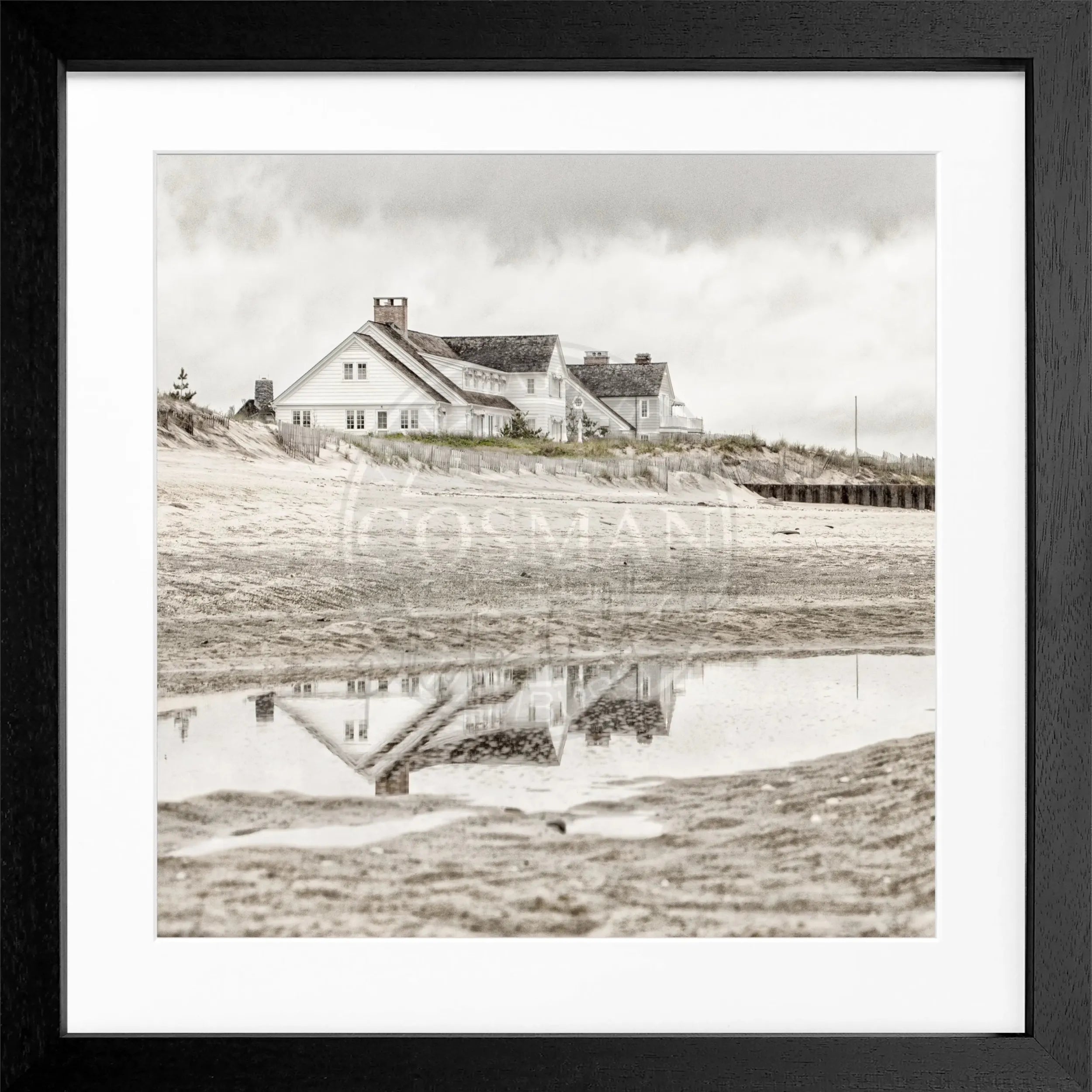 Schwarz-weiß Poster mit Rahmen, Hamptons Long Island ’Beach House’ von Cosman-Photocollection, quadratisch, 55x55cm