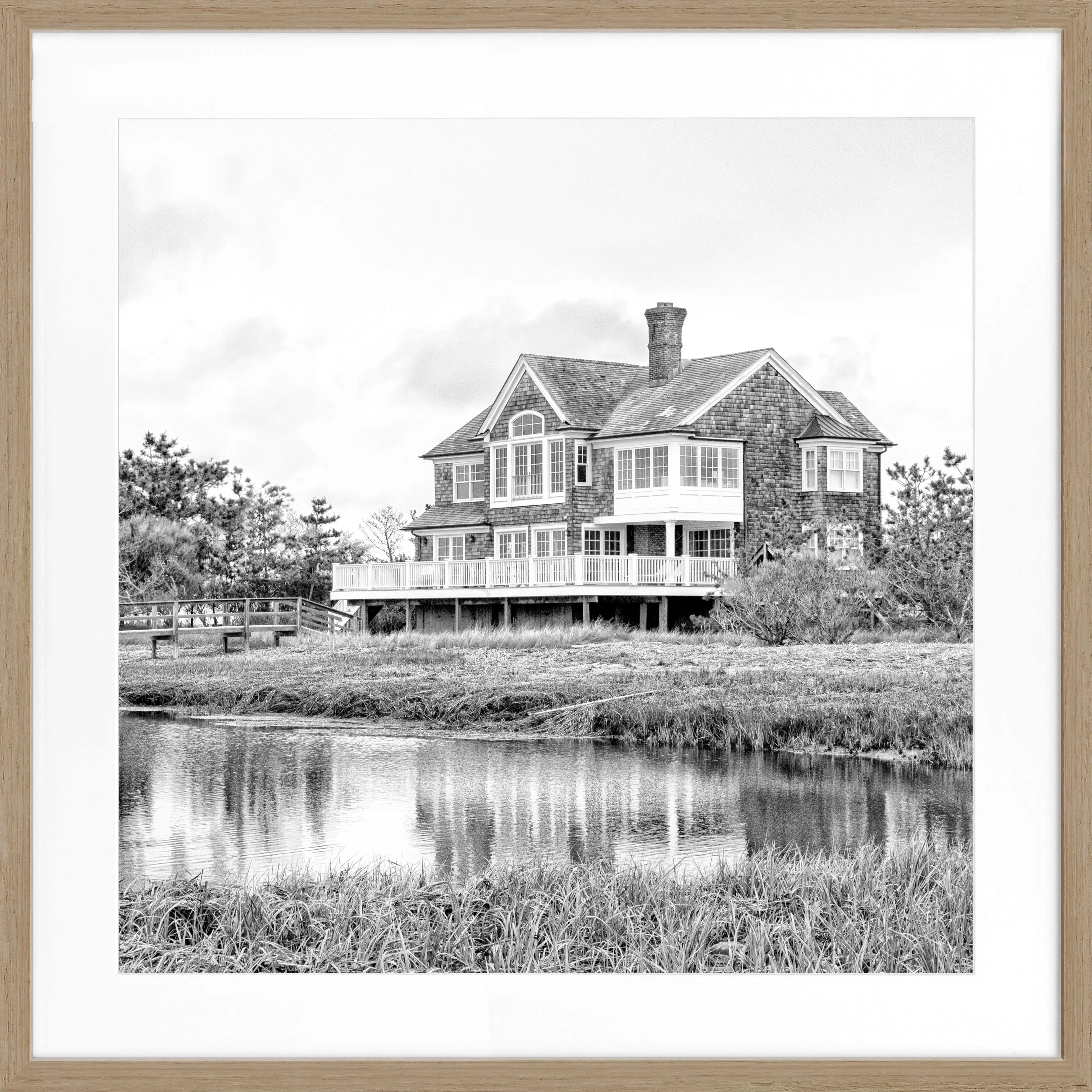 Schwarz-weiß Poster mit Rahmen von Cosman-Photocollection, Hamptons Long Island Beach House Motiv, quadratisch 55x55cm